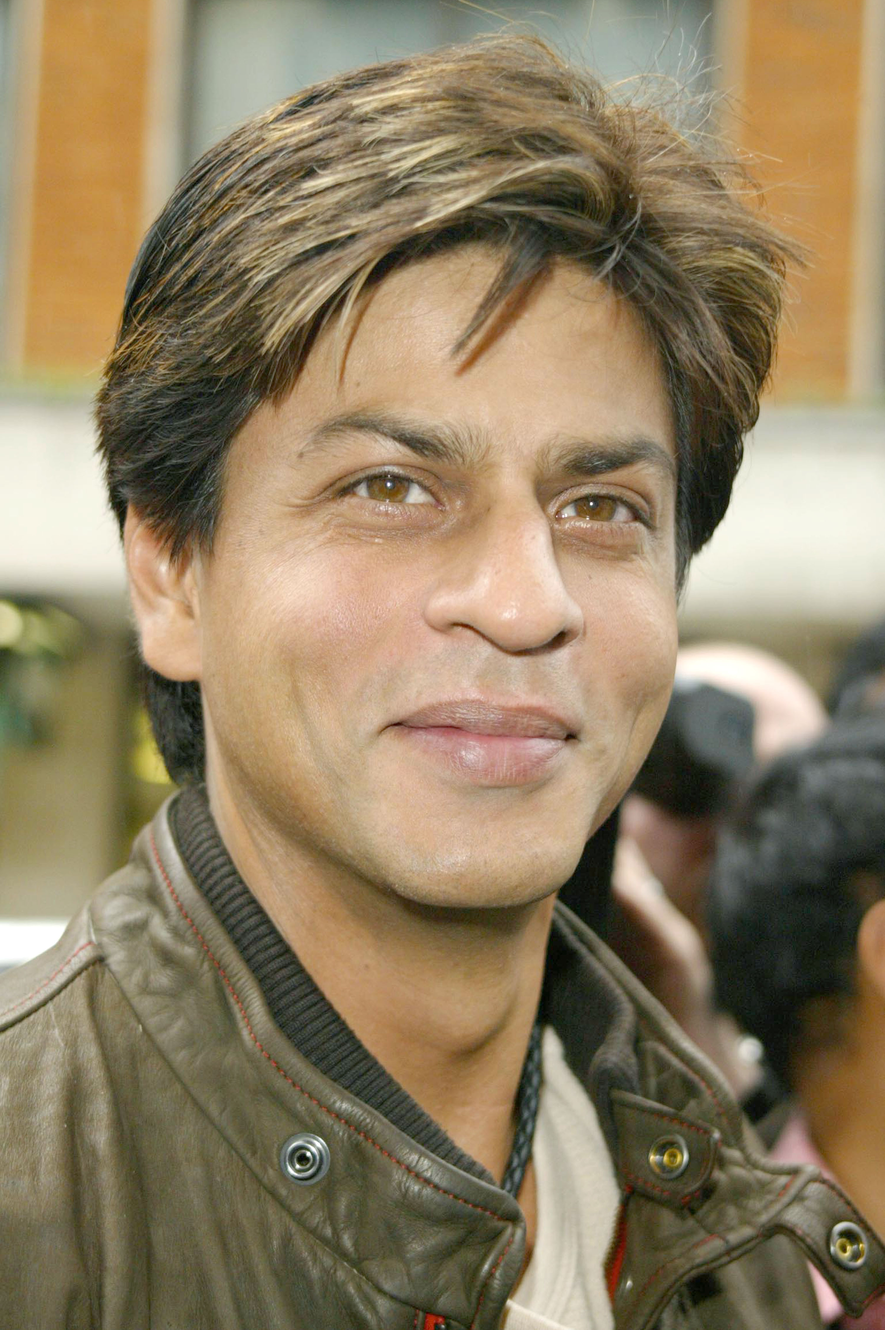 Shah Rukh Khan lors de l'émission Bollywood Stars Promote Temptation 2004 à Londres. | Source : Getty Images