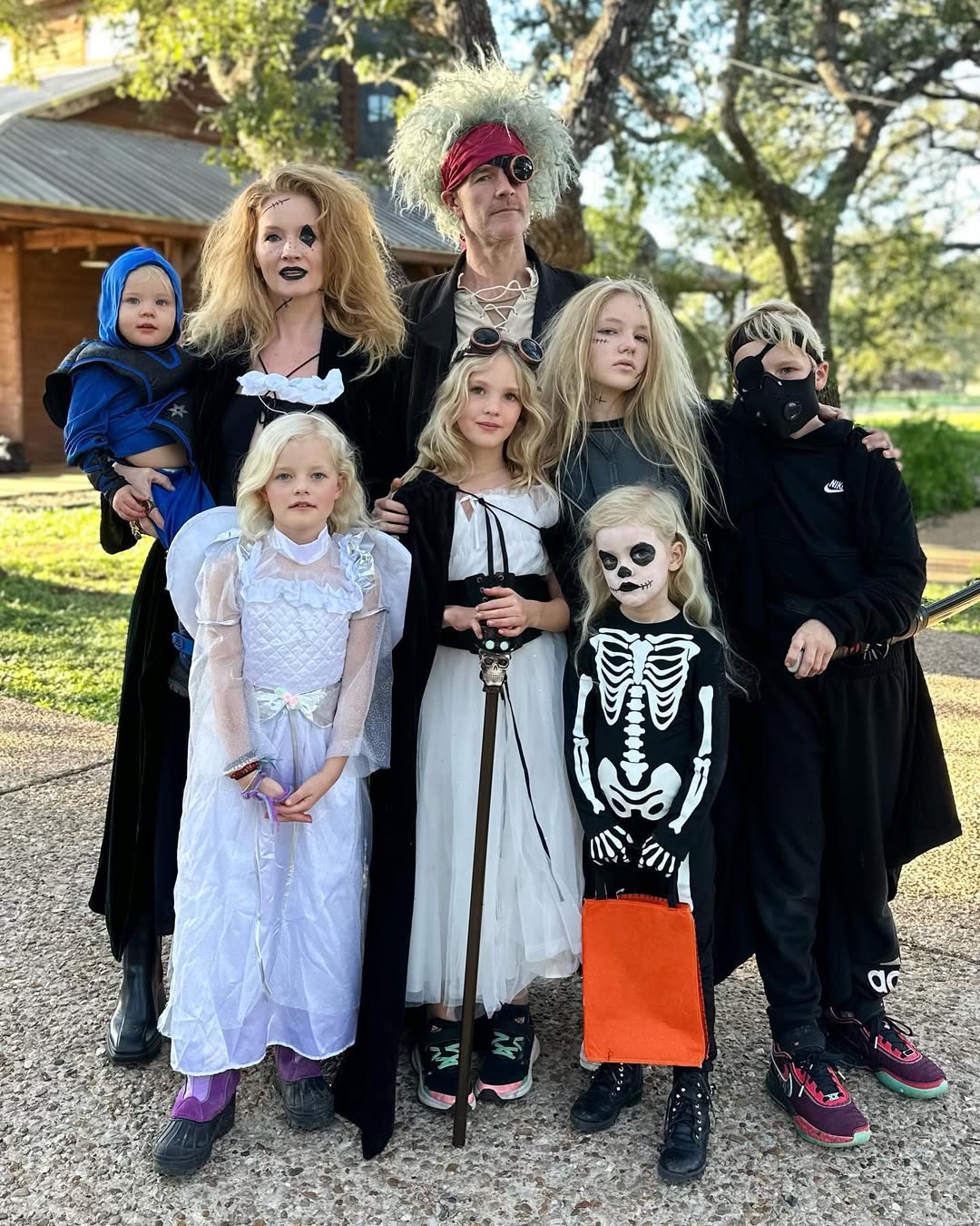 James Van Der Beek pose avec sa femme et leurs enfants déguisés pour Halloween en novembre 2023 | Source : Instagram/vanderjames