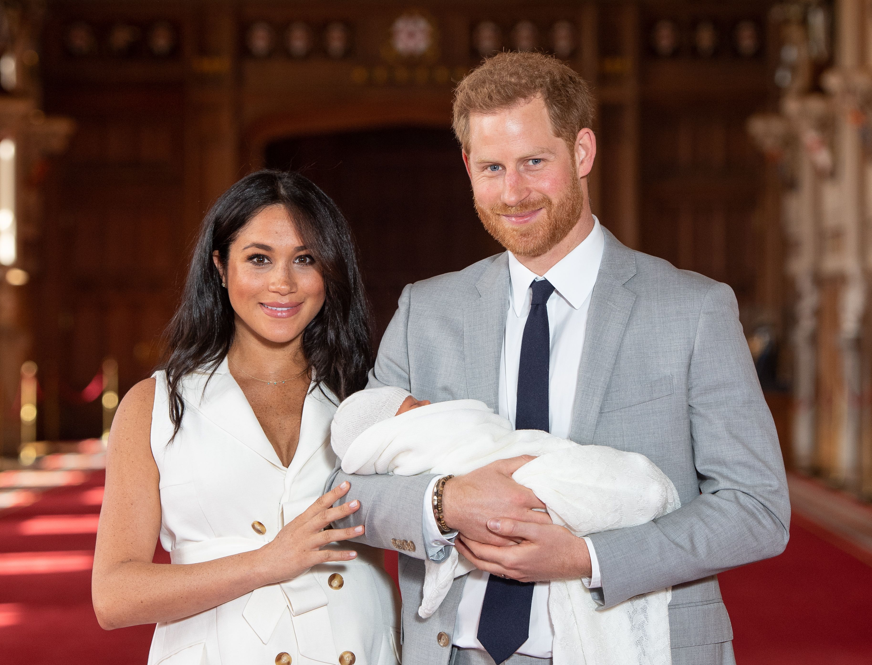 Le prince Harry et Meghan Markle posent avec leur fils nouveau-né Archie Harrison Mountbatten-Windsor dans le St George's Hall du château de Windsor, le 8 mai 2019 à Windsor, en Angleterre. | Source : Getty Images