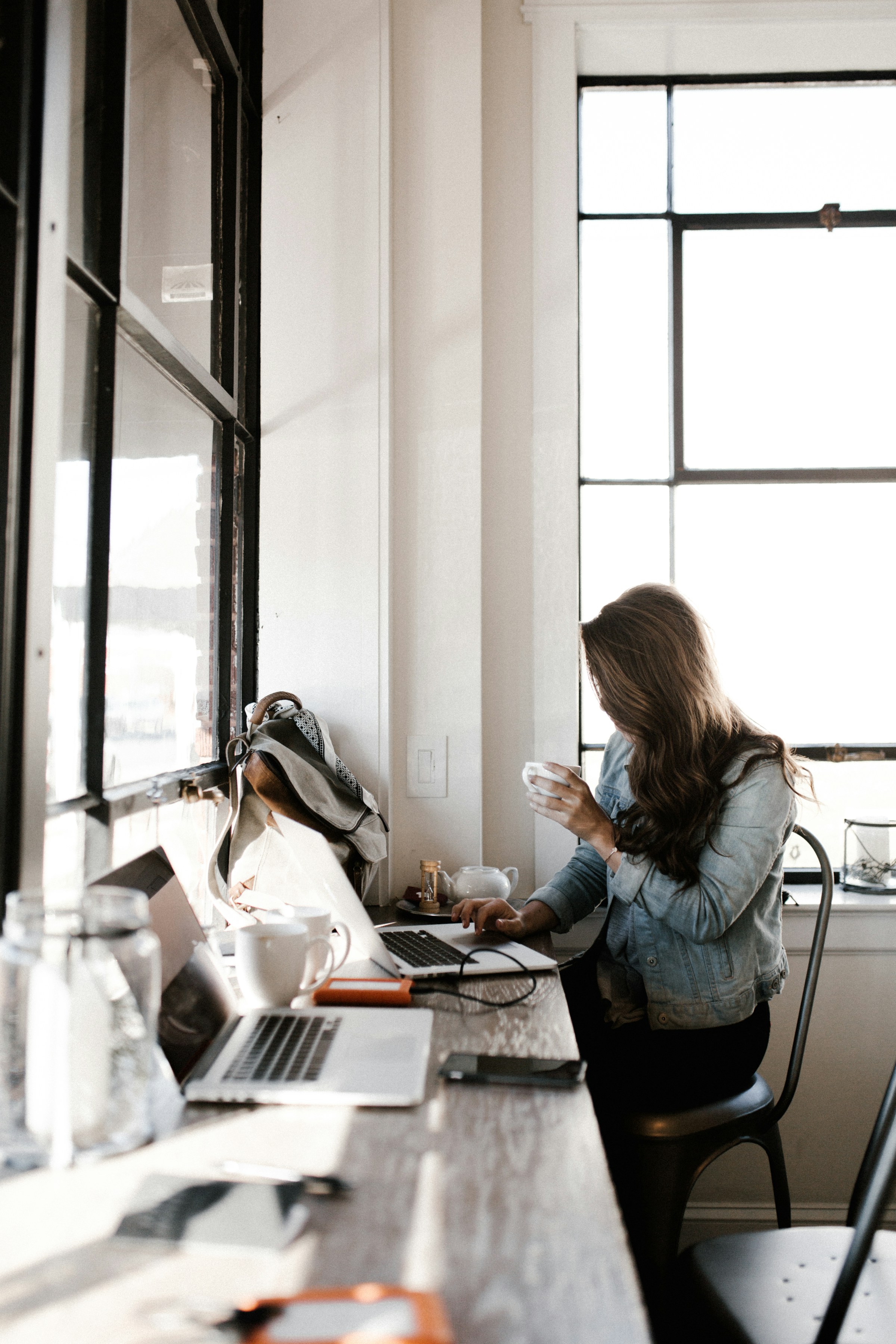 Une femme dans son bureau | Source : Unsplash