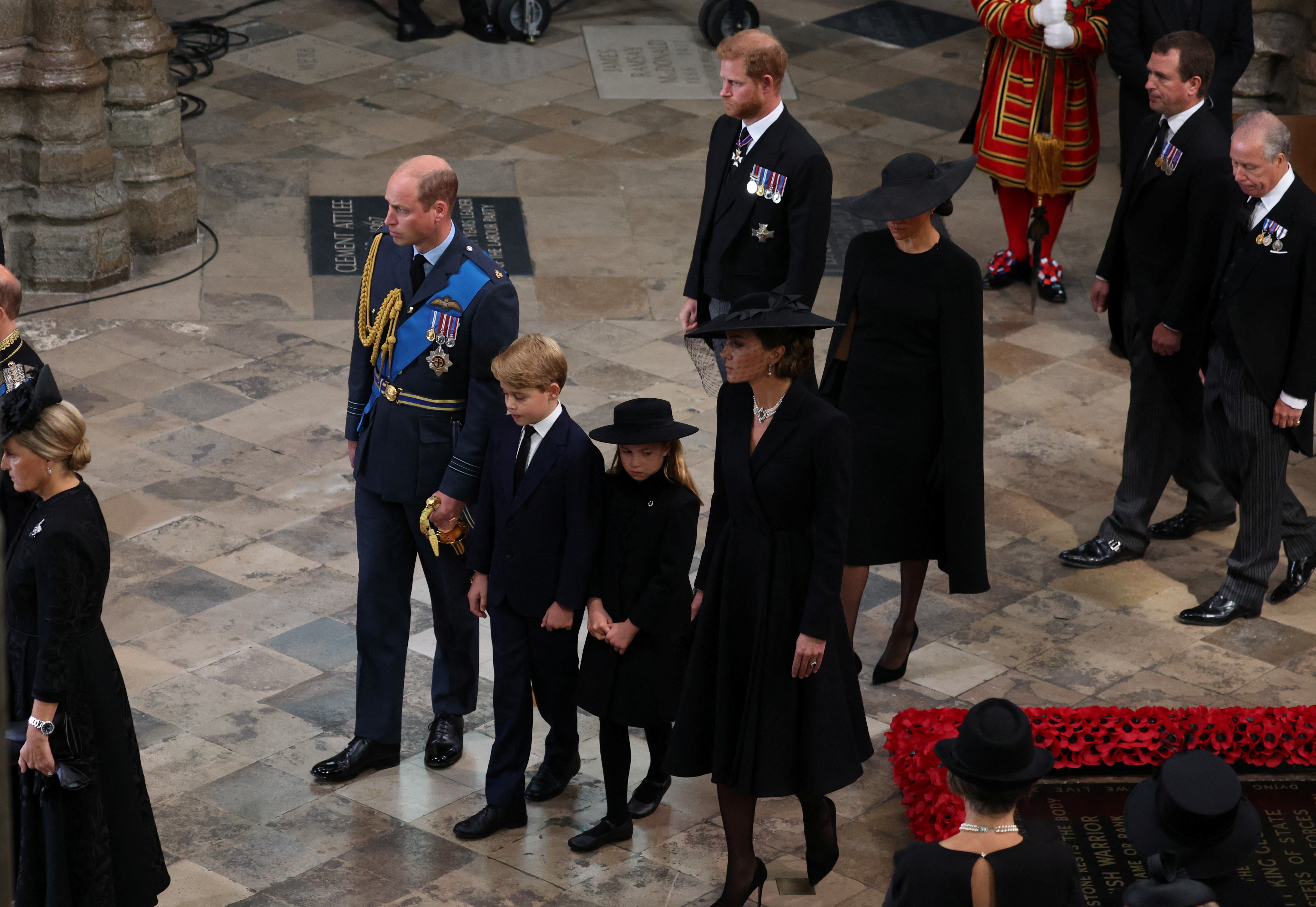 Le prince William, le prince George, la princesse Charlotte, la princesse Catherine, le prince Harry et Meghan Markle lors des funérailles nationales de la reine Élisabeth II à l'abbaye de Westminster, le 19 septembre 2022 à Londres, en Angleterre | Source : Getty Images