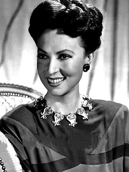 Photo publicitaire d'Agnes Moorehead.  |  Source: Wikimedia Commons