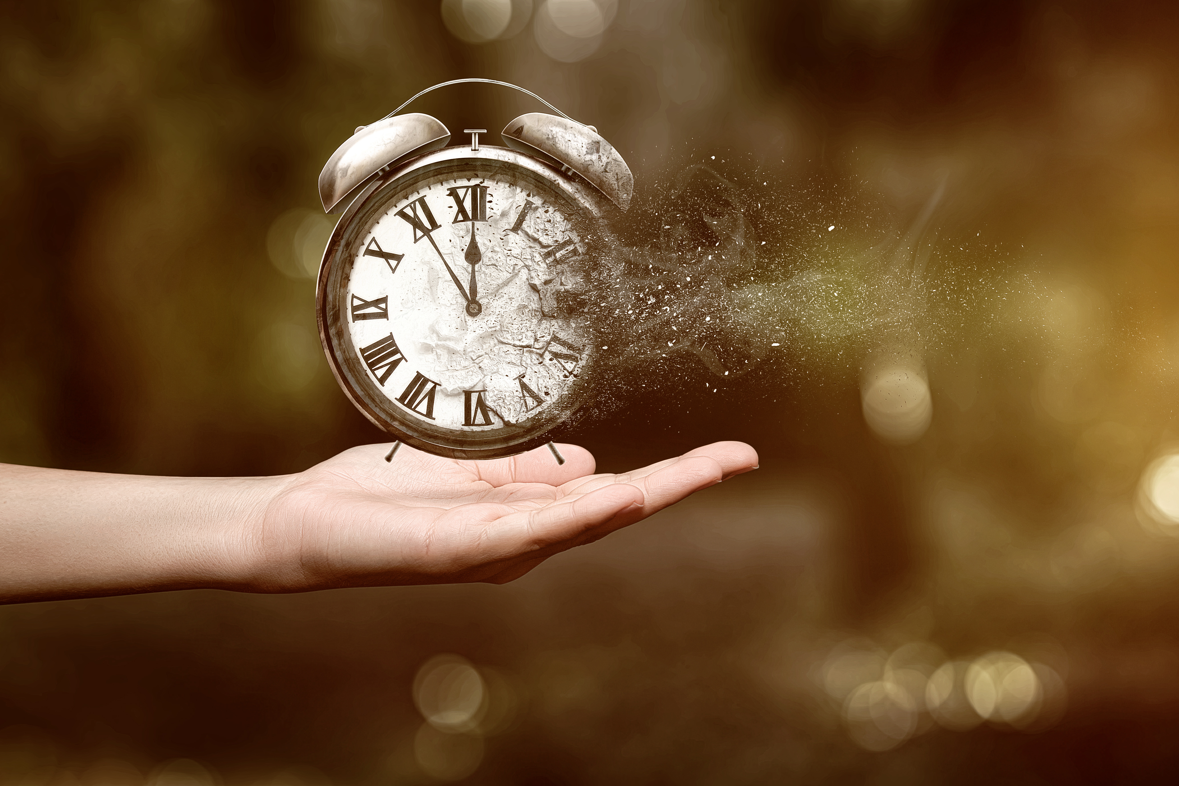Une main tenant une horloge en train de disparaître | Source : Shutterstock