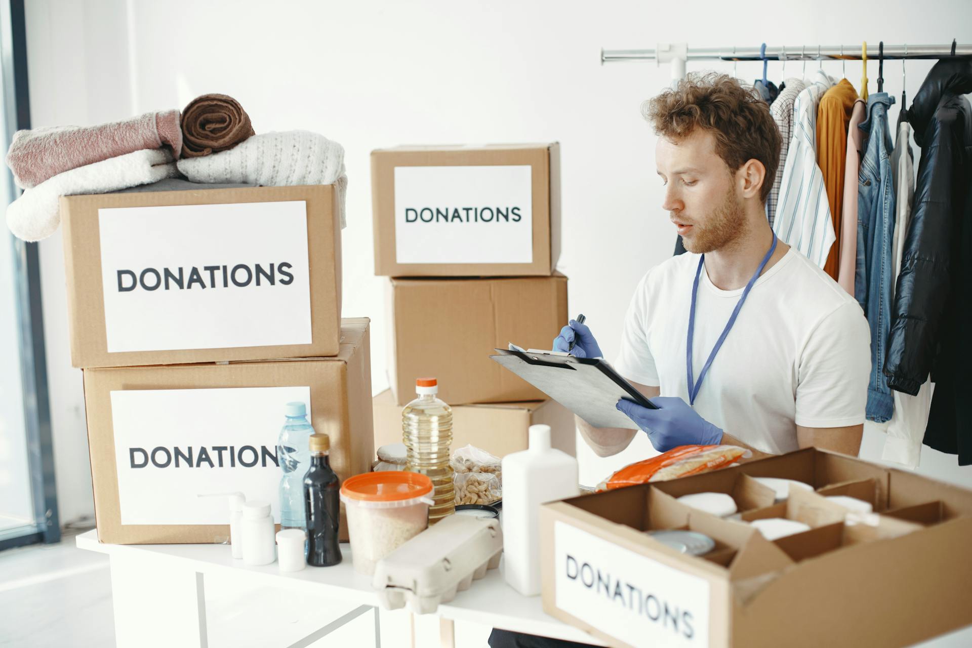 Un employé d'une association caritative vérifie les boîtes de dons | Source : Pexels