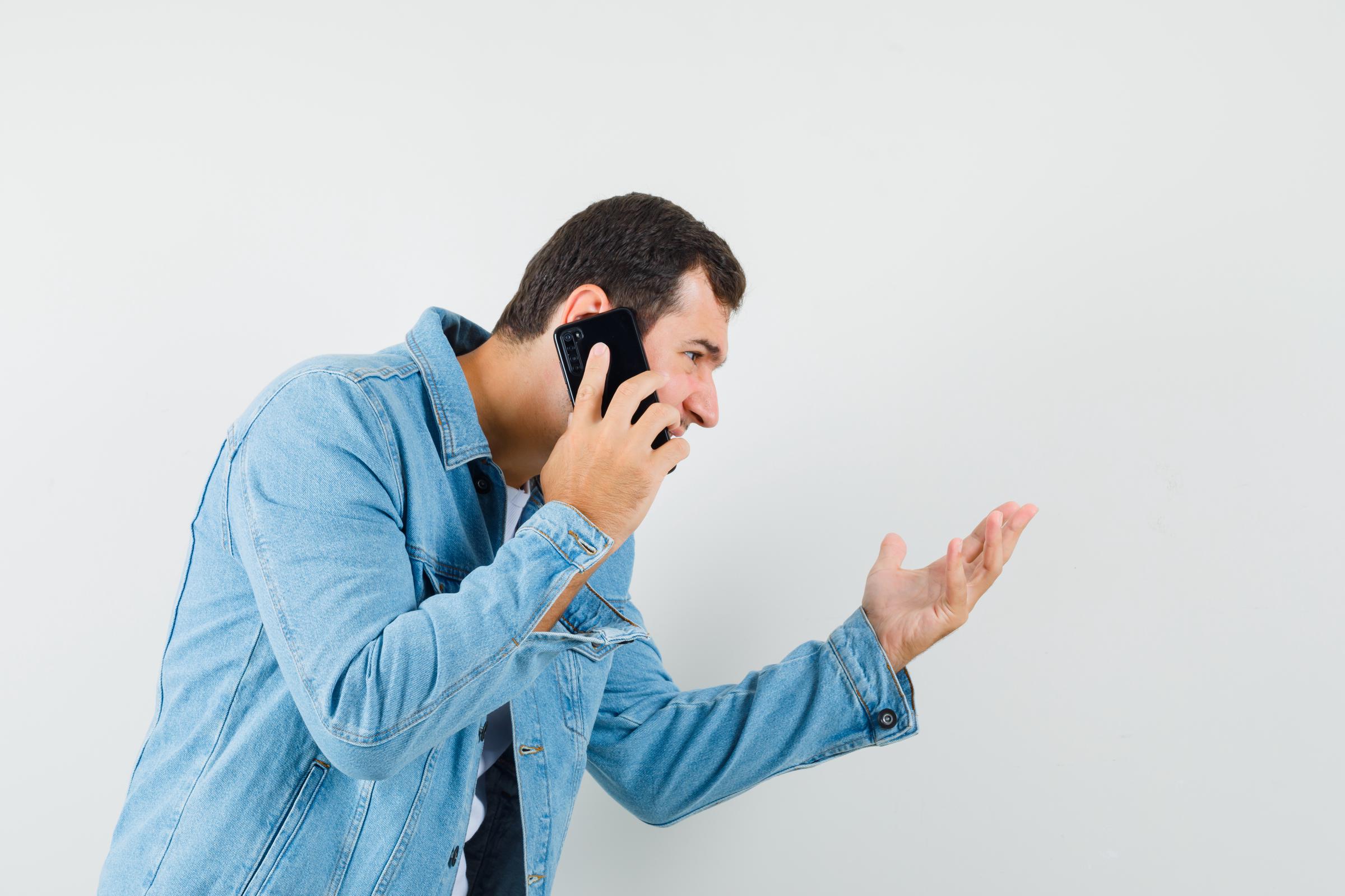 Un homme en colère qui parle au téléphone | Source : Freepik