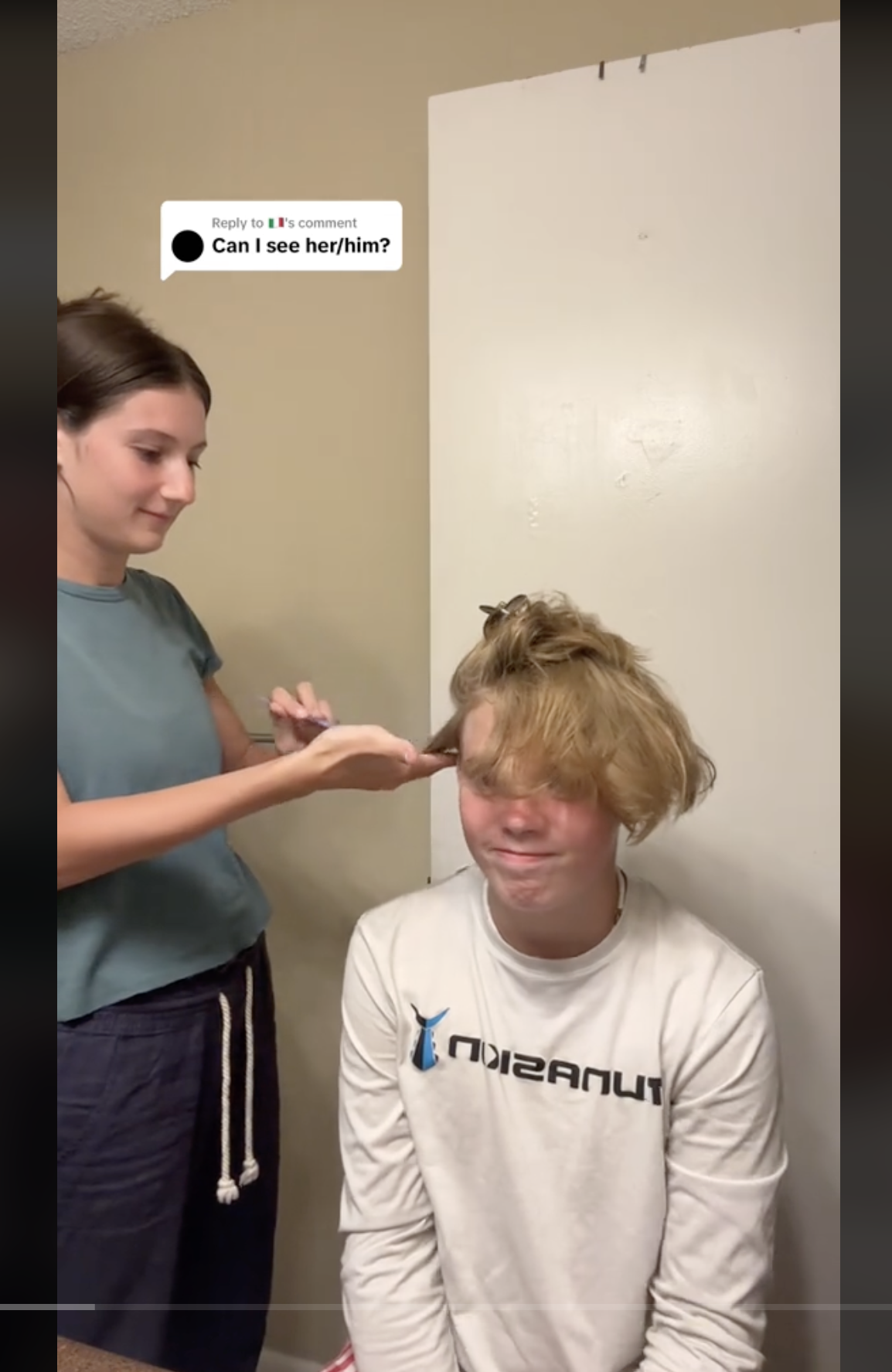 Sage Pasch décolorant les cheveux de son fils adolescent dans une vidéo datant du 31 juillet 2023 | Source : TikTok/coffee4lifesage