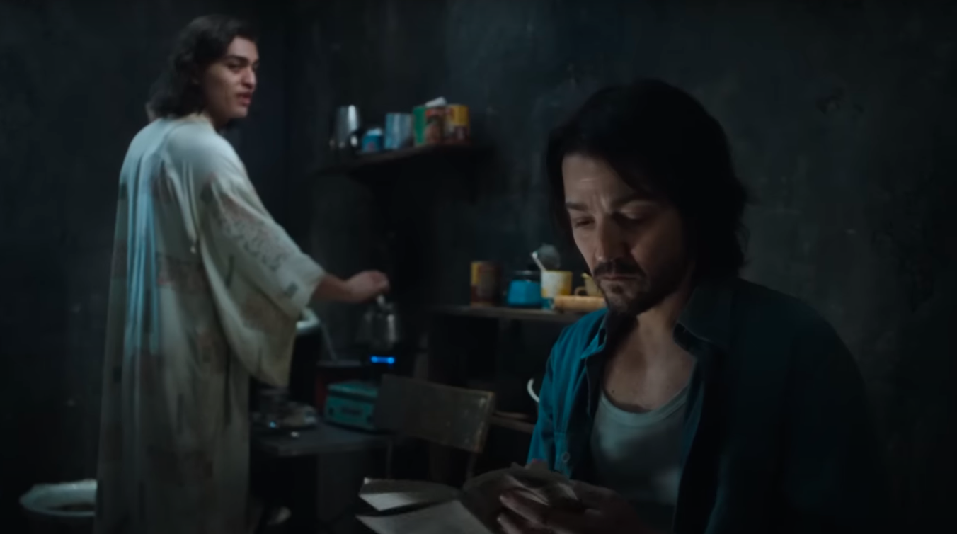 Tonatiuh dans le rôle de Luis et Diego Luna dans celui de Valentin dans "Kiss of the Spider Woman". | Source : YouTube/Jennifer Lopez