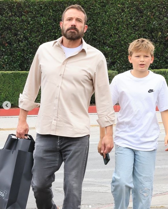 Ben et Samuel Affleck en pleine séance de shopping à Los Angeles dans un post mis en ligne le 3 novembre 2024 | Source : Instagram/la.gossiptv