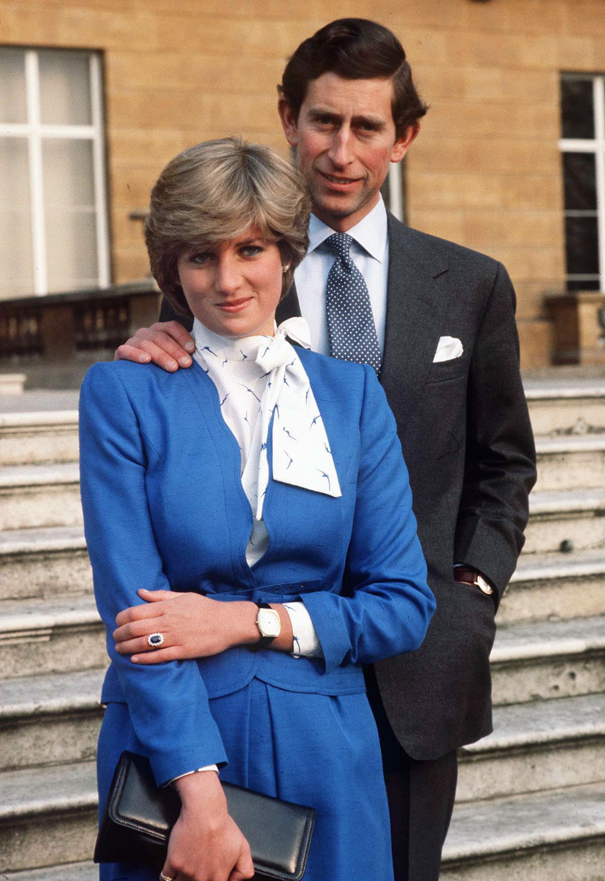 Lady Diana Spencer révèle sa bague de fiançailles en saphir et diamant alors qu'elle et le prince Charles posent pour des photos dans l'enceinte du palais de Buckingham après l'annonce de leurs fiançailles, le 21 février 1981. | Source : Getty Images