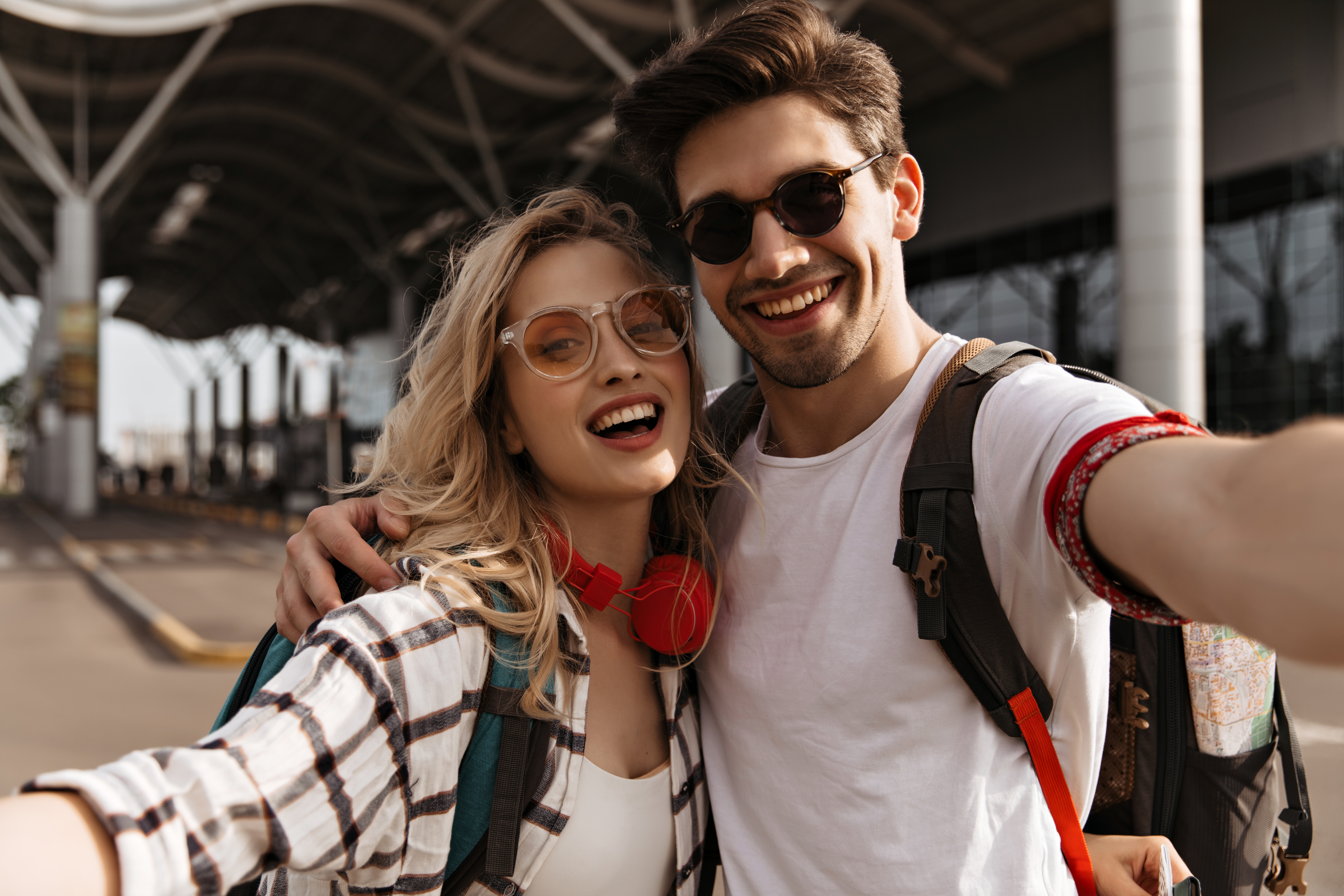 Un couple prenant un selfie. | Source : Shutterstock