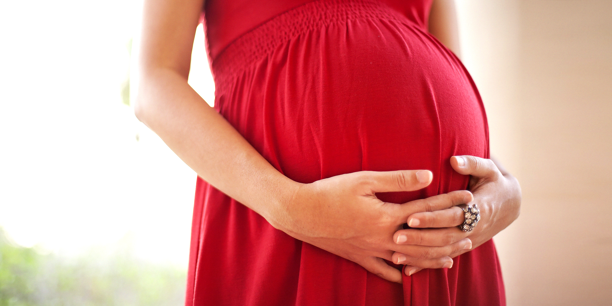 Femme enceinte se tenant le ventre | Source : Shutterstock