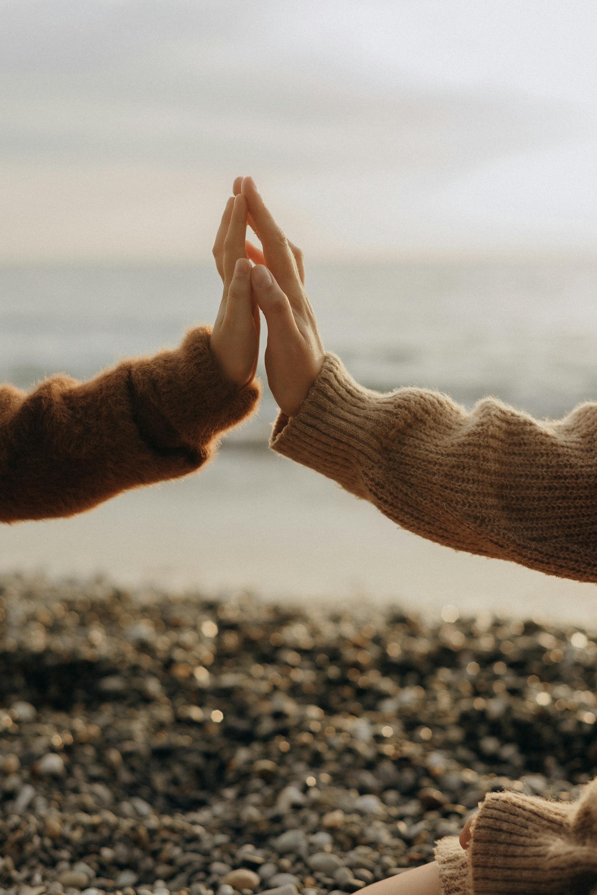 Une femme et sa fille se tenant par la main | Source : Pexels