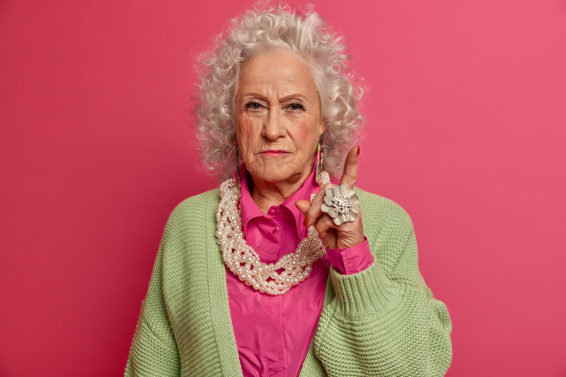 Une grand-mère en colère | Source : Midjourney