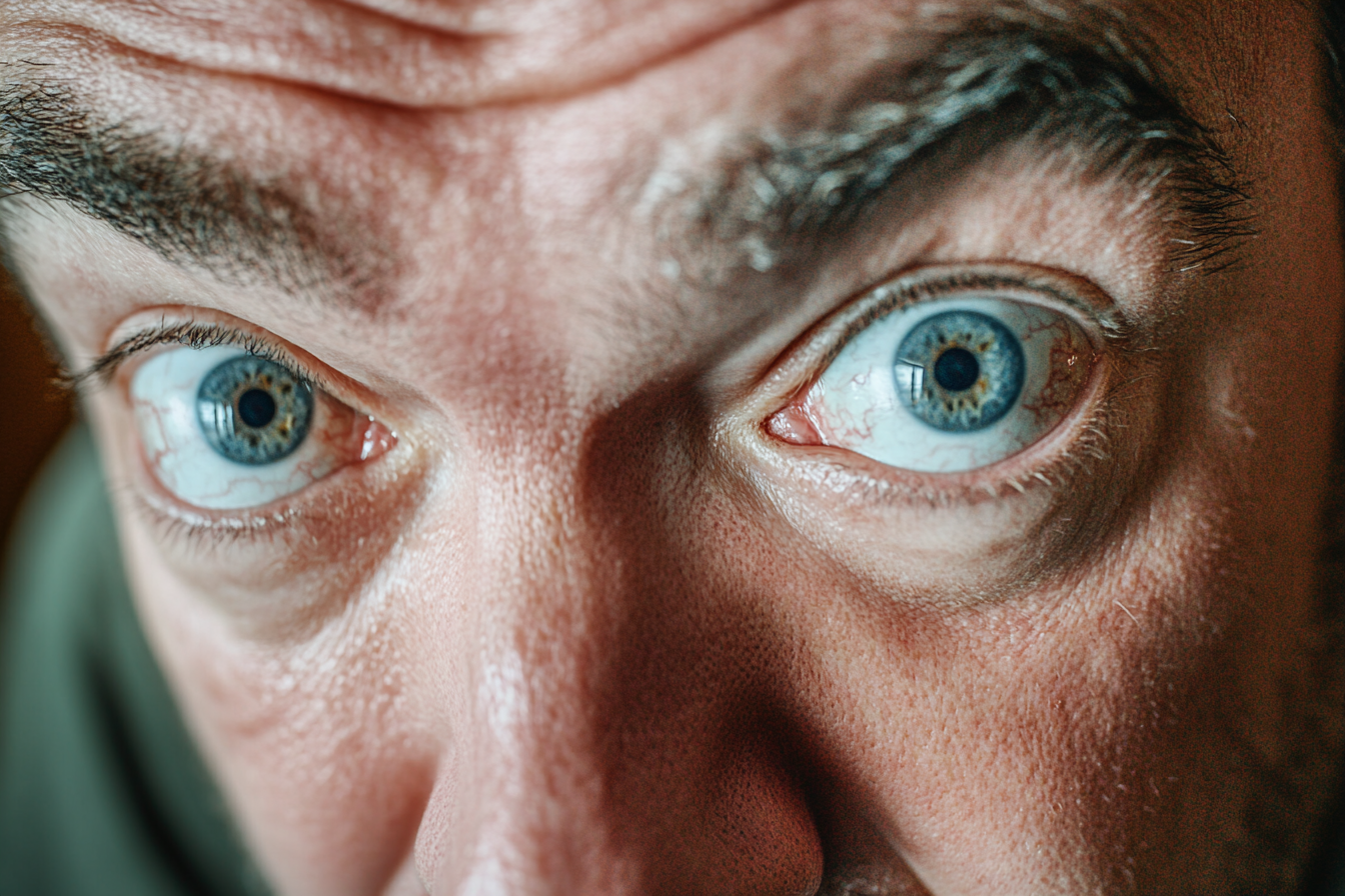 Un homme qui fixe quelqu'un avec de grands yeux | Source : Midjourney