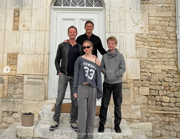 Neil Pattrick Harris et David Burtka posant pour une photo avec leurs jumeaux Harper Grace et Gideon Scott Burtka-Harris, postée le 21 juin 2024 | Source : Instagram/nph