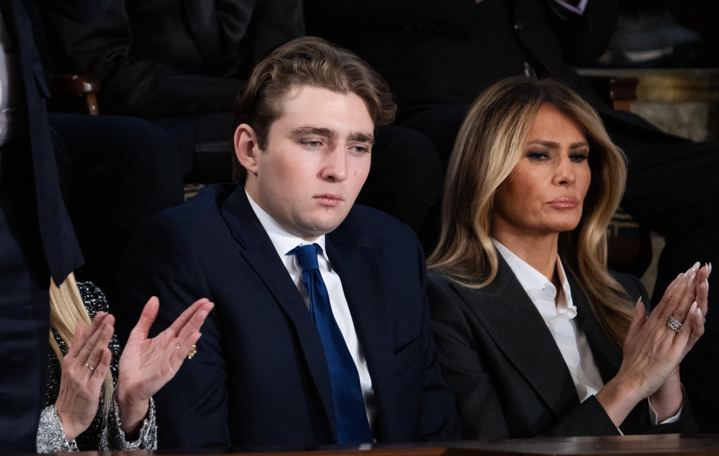 Barron et Melania Trump lors du discours sur l'état de l'Union du président Donald Trump dans la salle de la Chambre du Capitole des États-Unis, le 24 février 2026. | Source : Getty Images