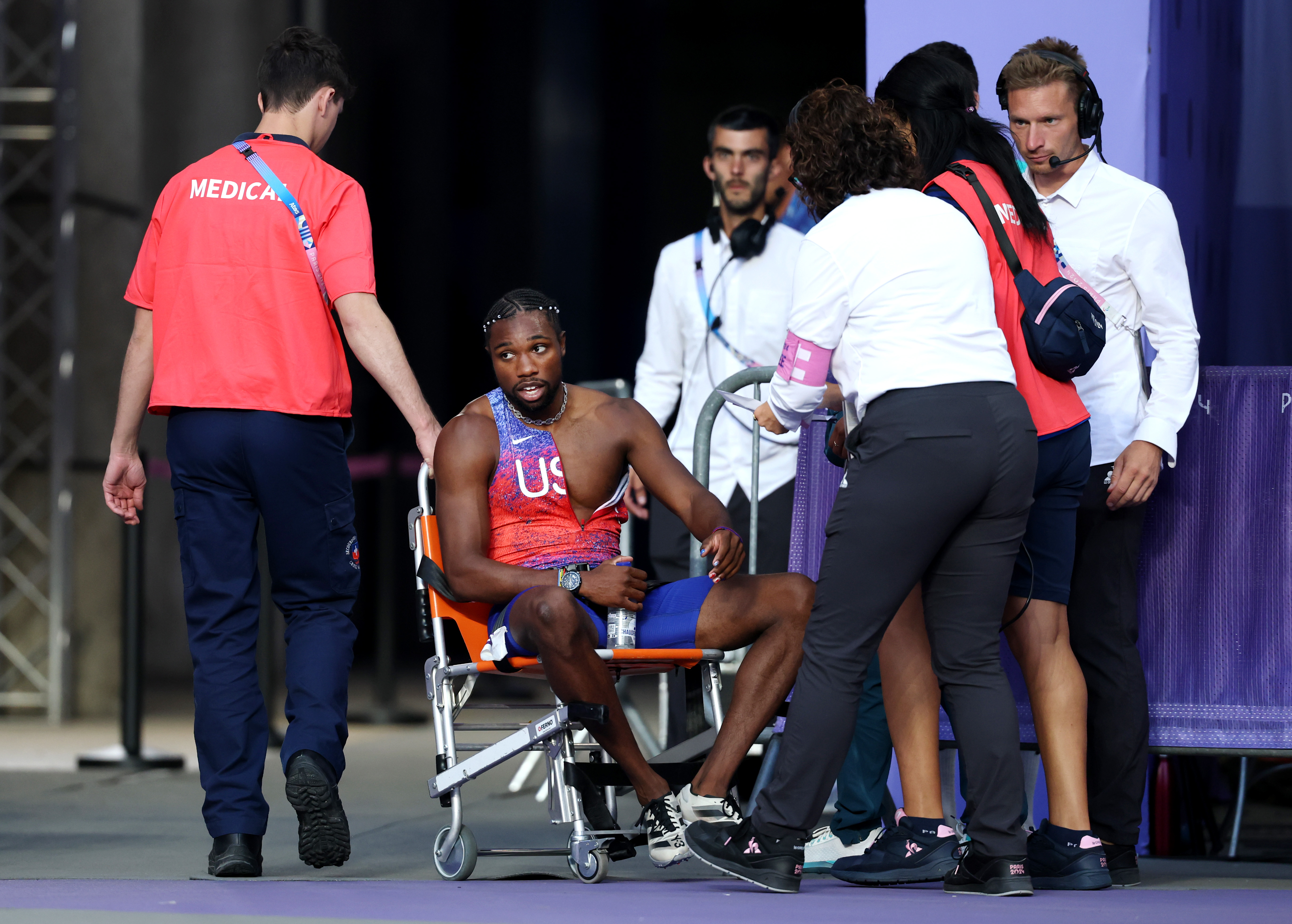 Noah Lyles de l'équipe des États-Unis décollé de la piste avec un fauteuil roulant après avoir participé à la finale du 200m masculin aux Jeux olympiques le 8 août 2024, à Paris, France | Source : Getty Images