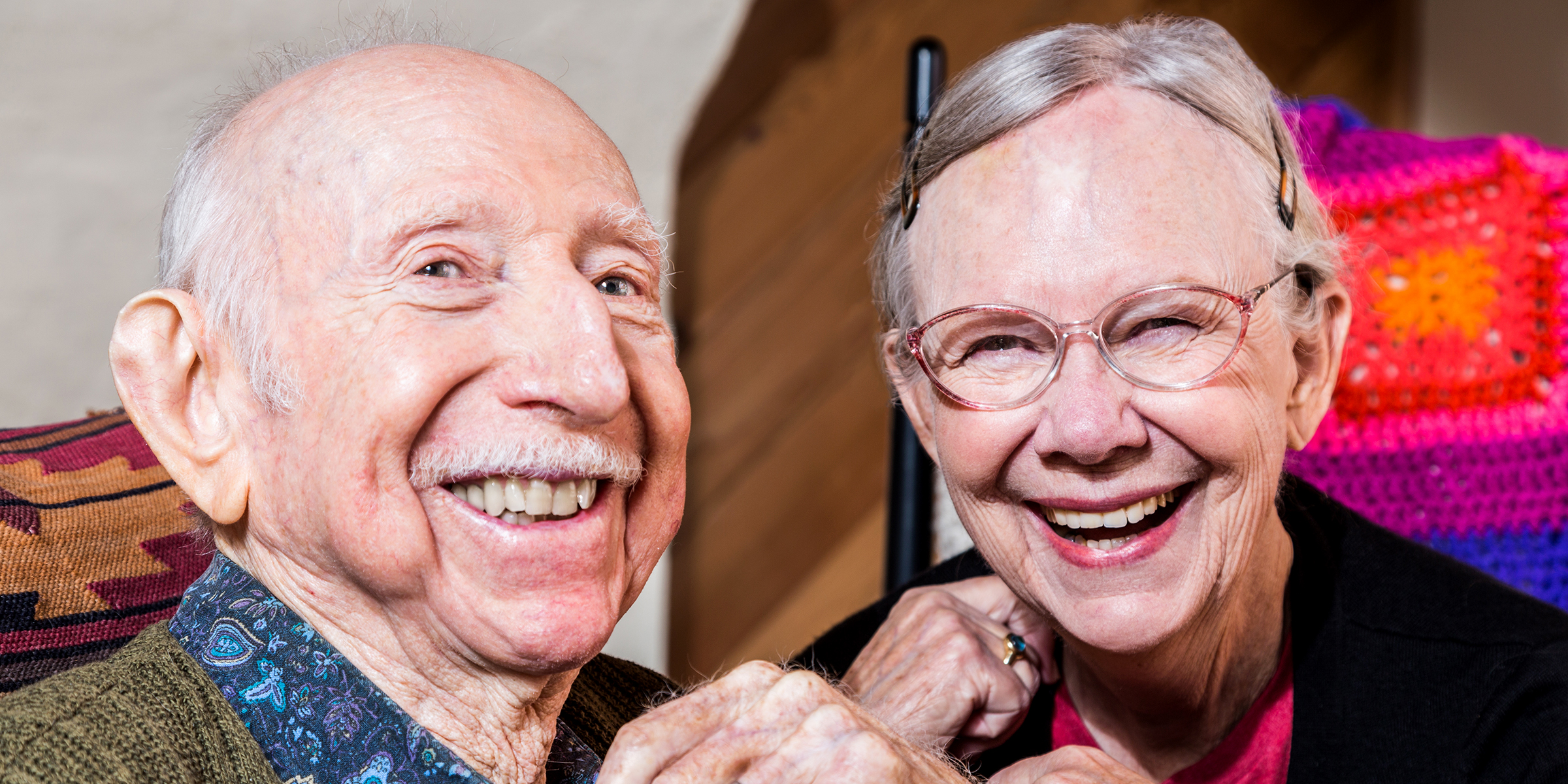 Un couple âgé qui rit | Source : Shutterstock