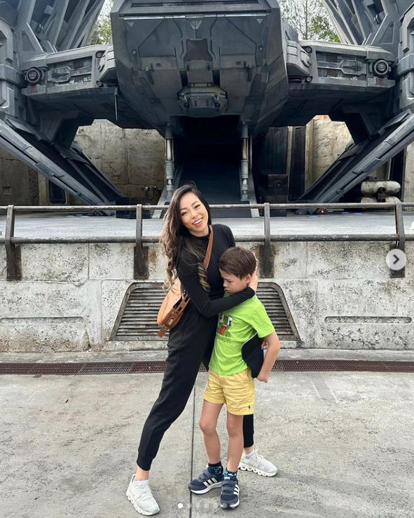 Dara Huang serre son fils Christopher Woolf Mapelli Mozzi dans ses bras aux Disney's Hollywood Studios. | Source : Instagram/dara_huang