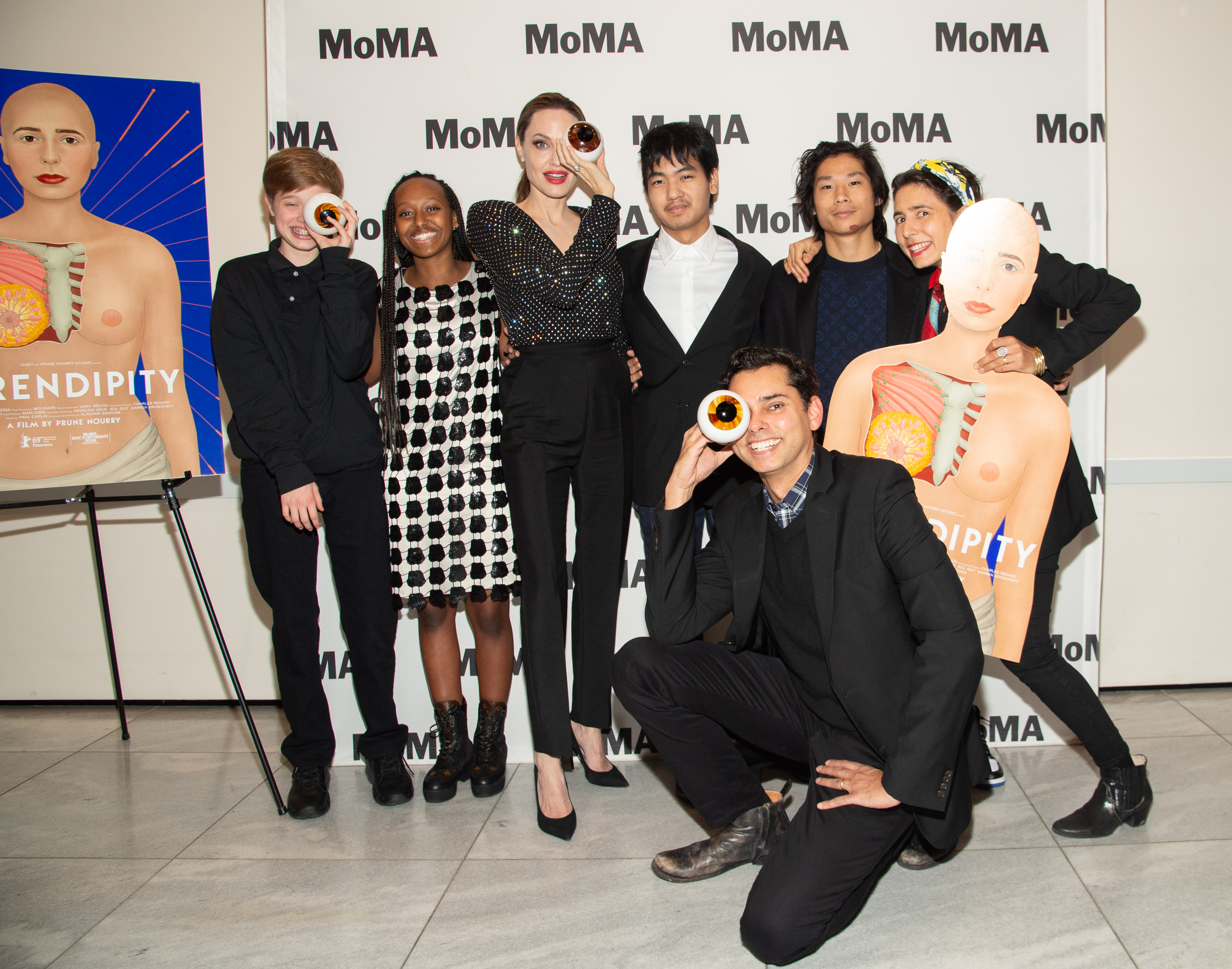 Shiloh, Zahara, Maddox et Pax Jolie-Pitt photographiés avec Angelina Jolie, Rajendra Roy et Prune Nourry le 21 février 2019 à New York. | Source : Getty Images
