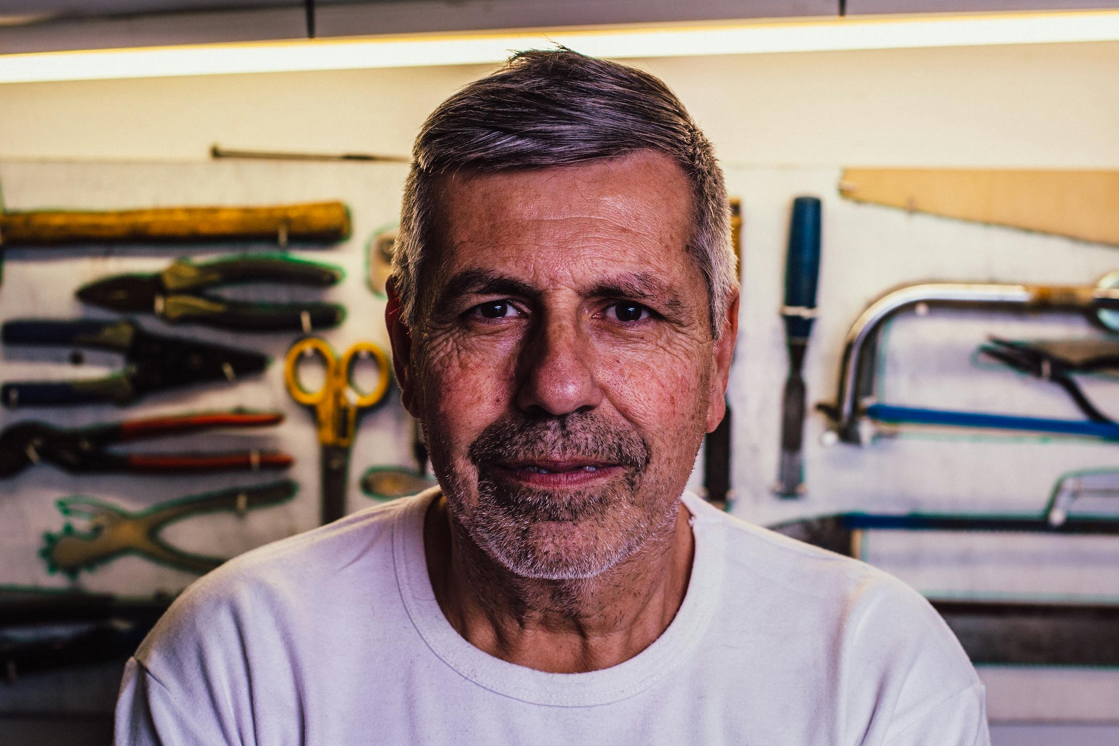 Un homme d'âge moyen dans sa remise | Source : Pexels