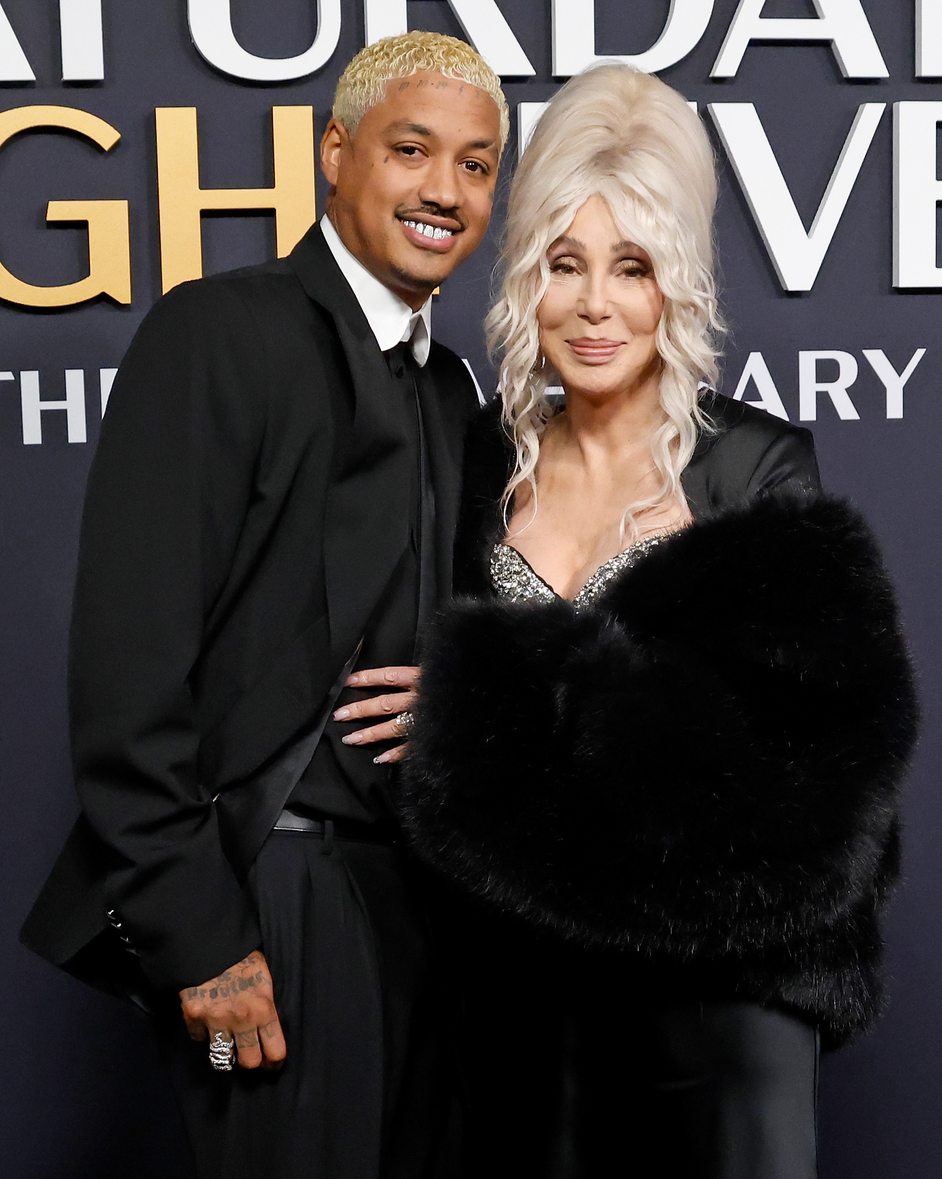 Alexander Edwards et Cher lors de l'émission spéciale anniversaire de SNL, le 16 février 2025, au 30 Rockefeller Center à New York. | Source : Getty Images