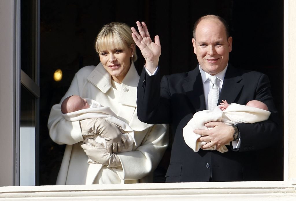 Le prince Albert II de Monaco et son épouse la princesse Charlene apparaissent sur le balcon du Palais de Monaco avec leurs jumeaux nouveau-nés, le prince Jacques et la princesse Gabriella, le 7 janvier 2015 à Monaco. | Photo : Getty Images