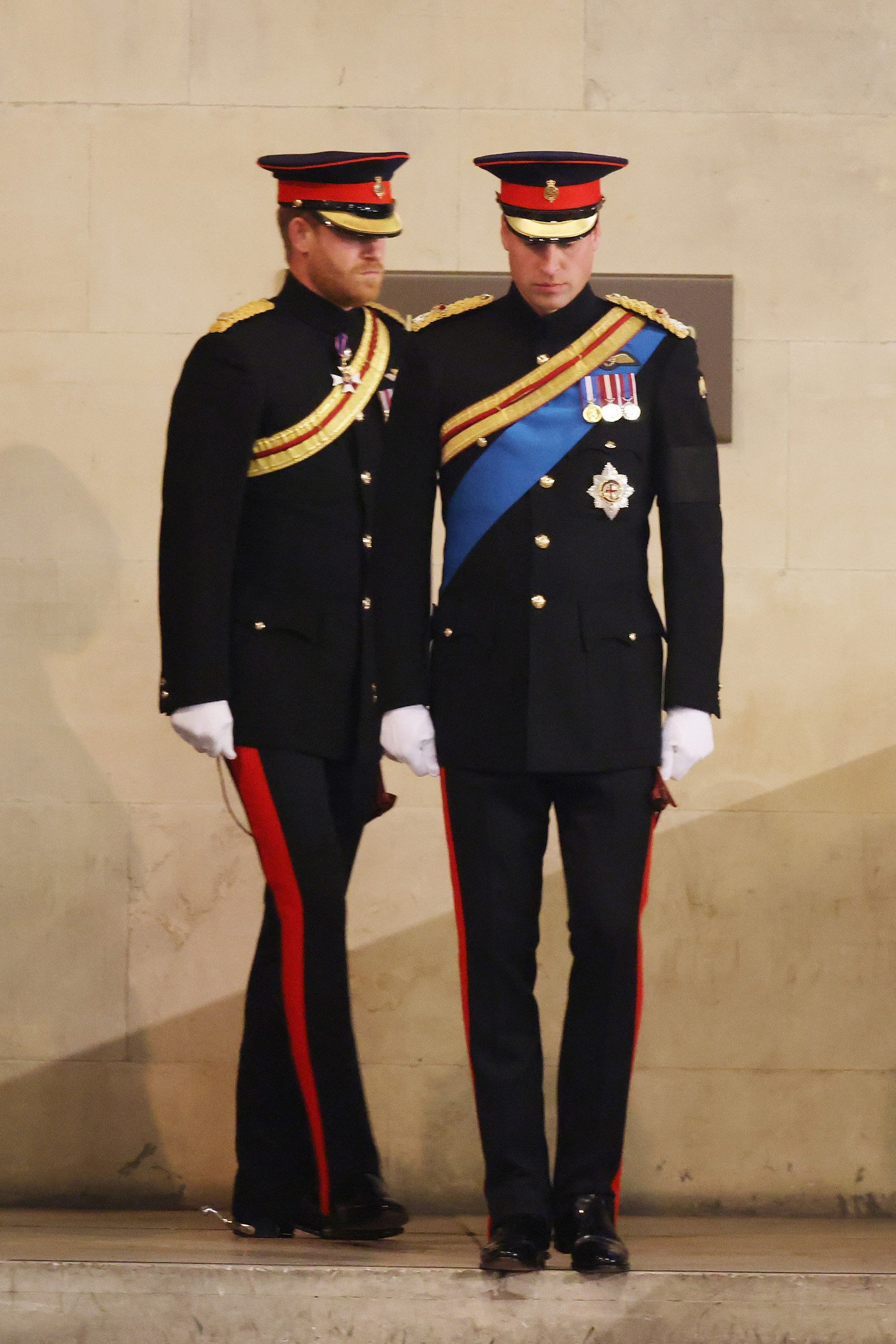 Le prince William et le prince Harry arrivent pour organiser une veillée en l'honneur de la reine Élisabeth II, le 17 septembre 2022 | Source : Getty Images