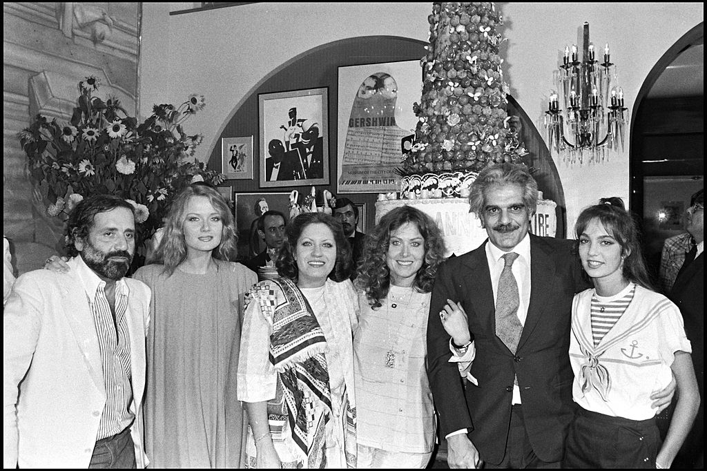 Jean Yanne, sa femme Mimi Coutelier, Andrea Ferreol, Yanou Collard, Omar Sharif et Anne Parillaud célèbrent l'anniversaire de Yanou Collard en 1980 I Source : Getty Images