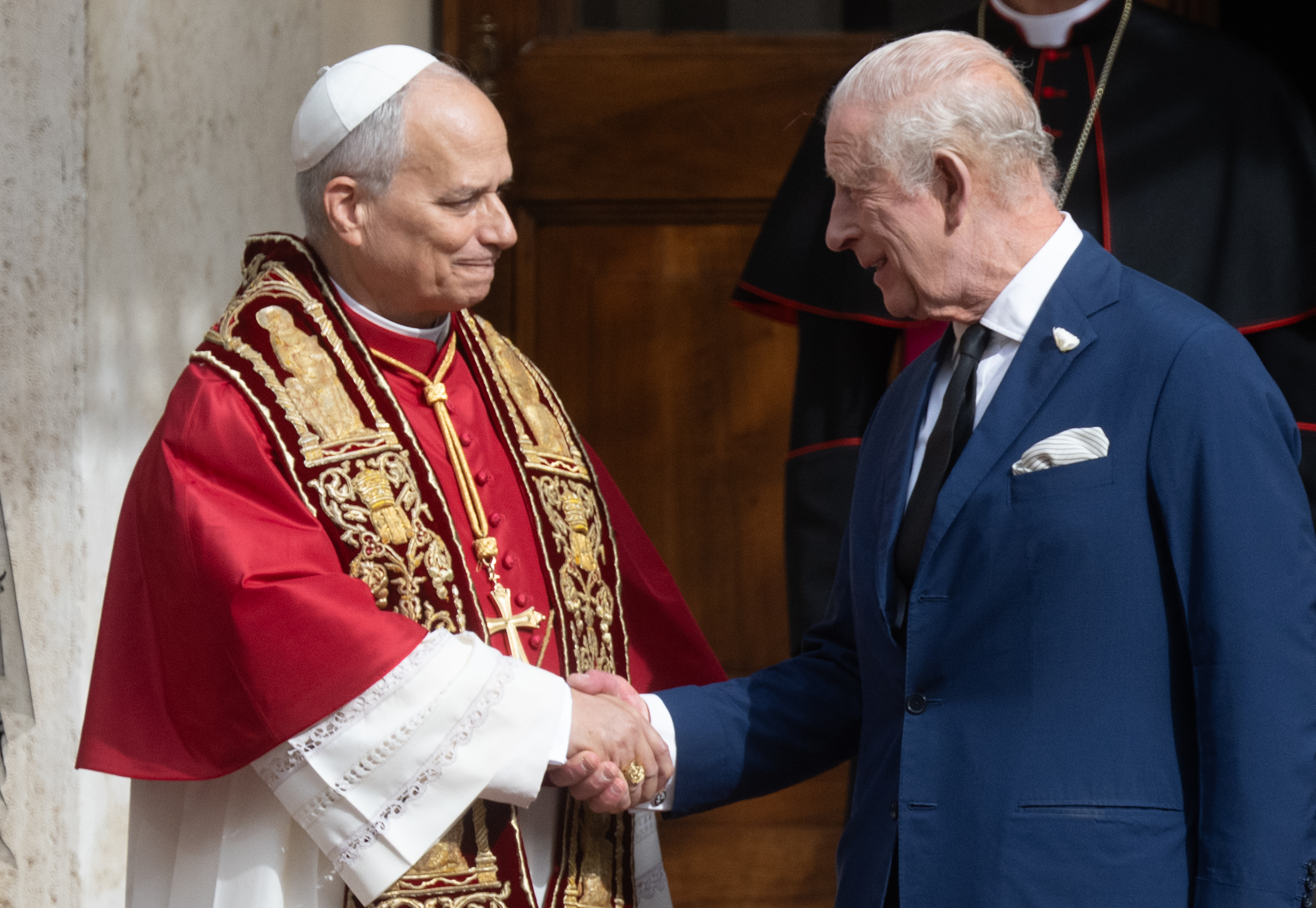 Le pape Léon XIV salue le roi Charles III dans la cour San Damaso au Vatican après la visite d'État et la prière commune dans la chapelle Sixtine. | Source : Getty Images