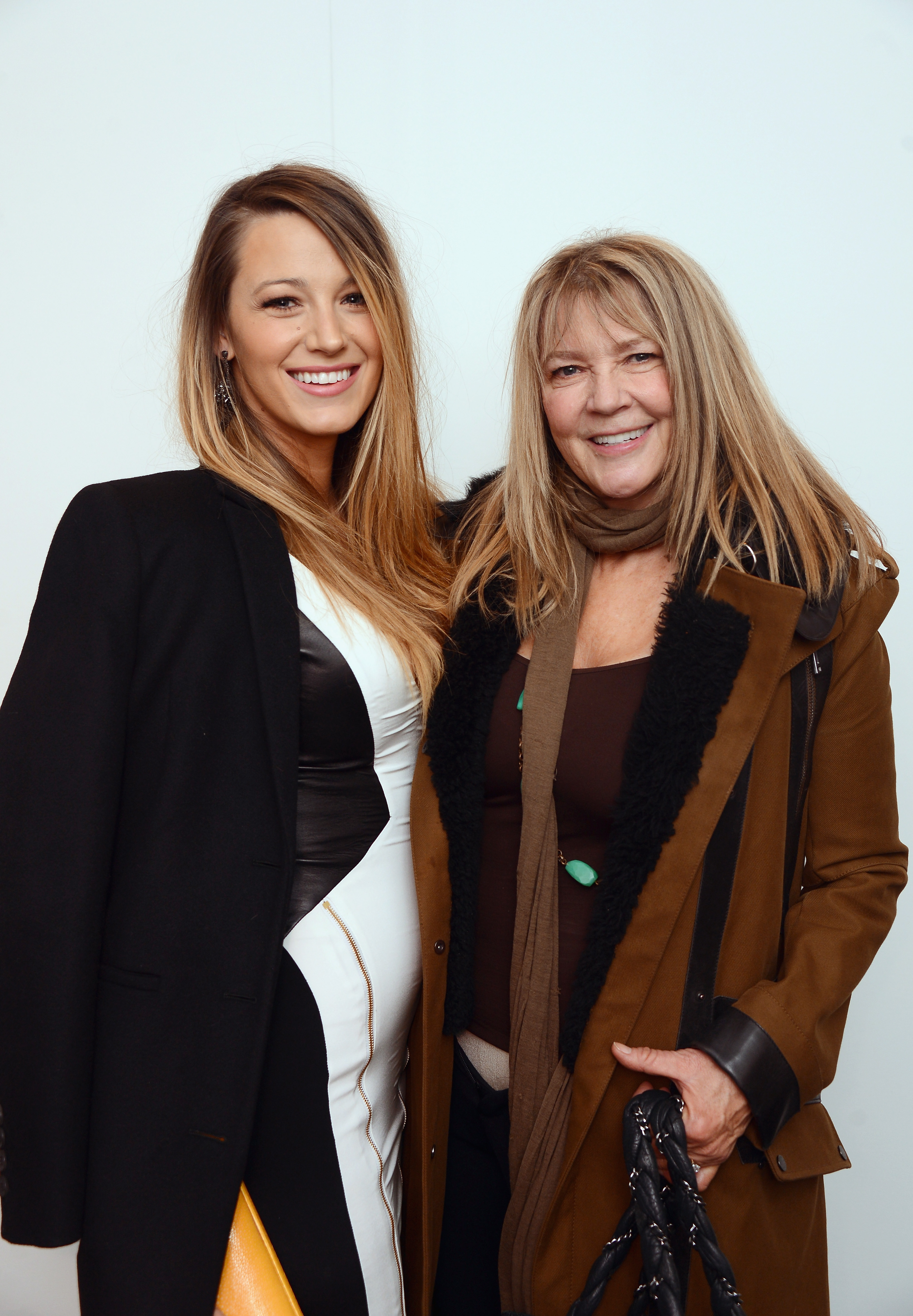 Blake Lively et Elaine Lively posent dans les coulisses de la Mercedes-Benz Fashion Week Fall à New York, le 12 février 2015. | Source : Getty Images
