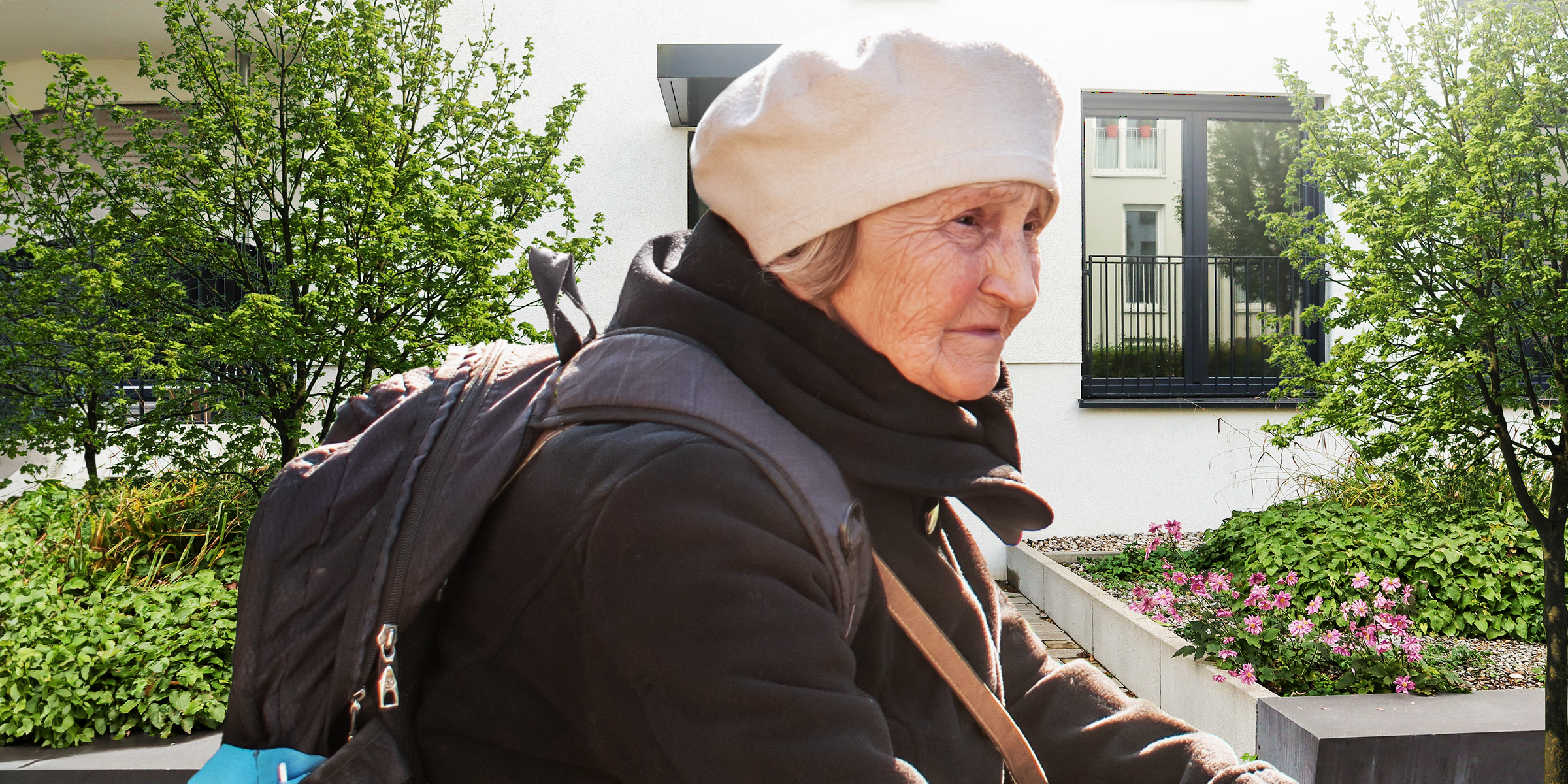 Une femme âgée à l'air désemparé marchant avec un sac à dos | Source : Shutterstock