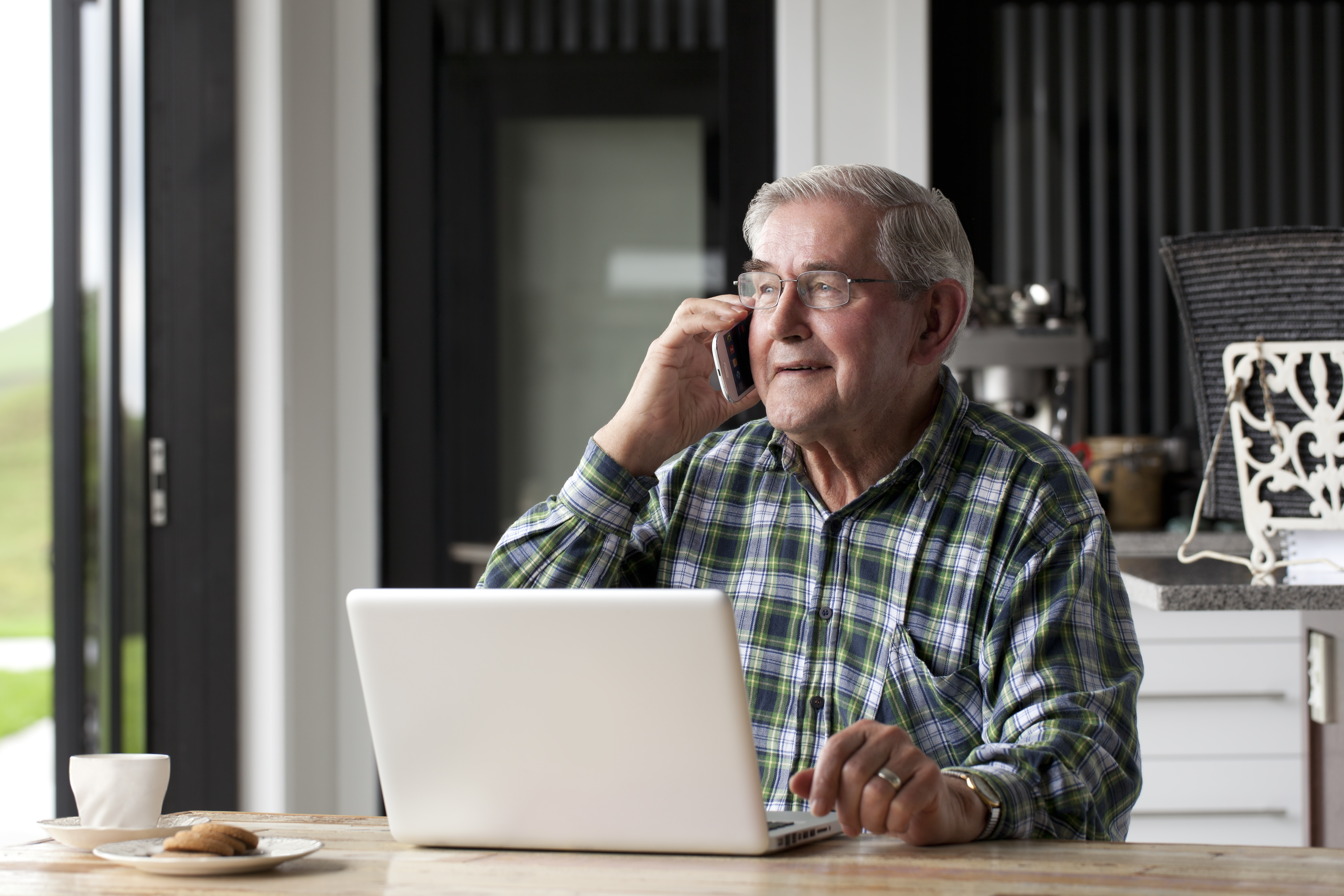 Un homme âgé parlant au téléphone | Source : Getty Images