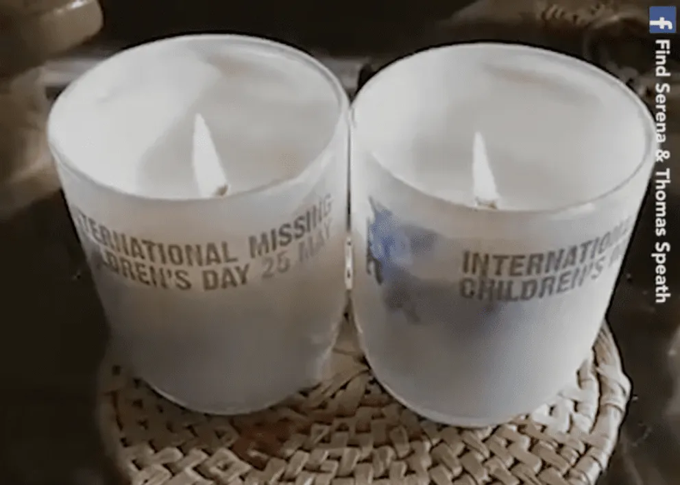 Bougies que Harry Speath a allumées pour Serena et Thomas Speath lors de la Journée internationale des enfants disparus. | Source : facebook.com/NewsnerEspanol