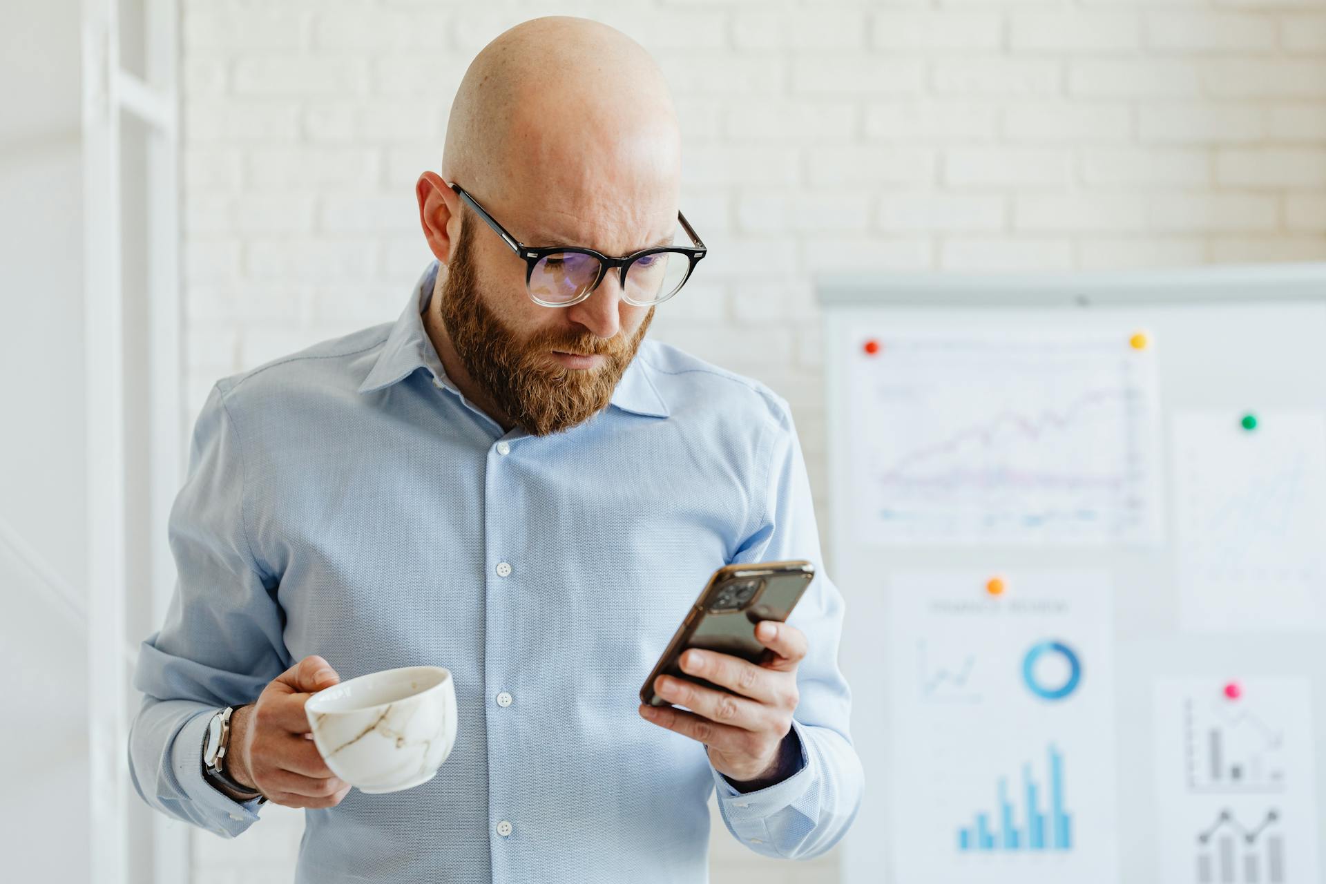 Un homme secoué qui regarde son téléphone | Source : Pexels