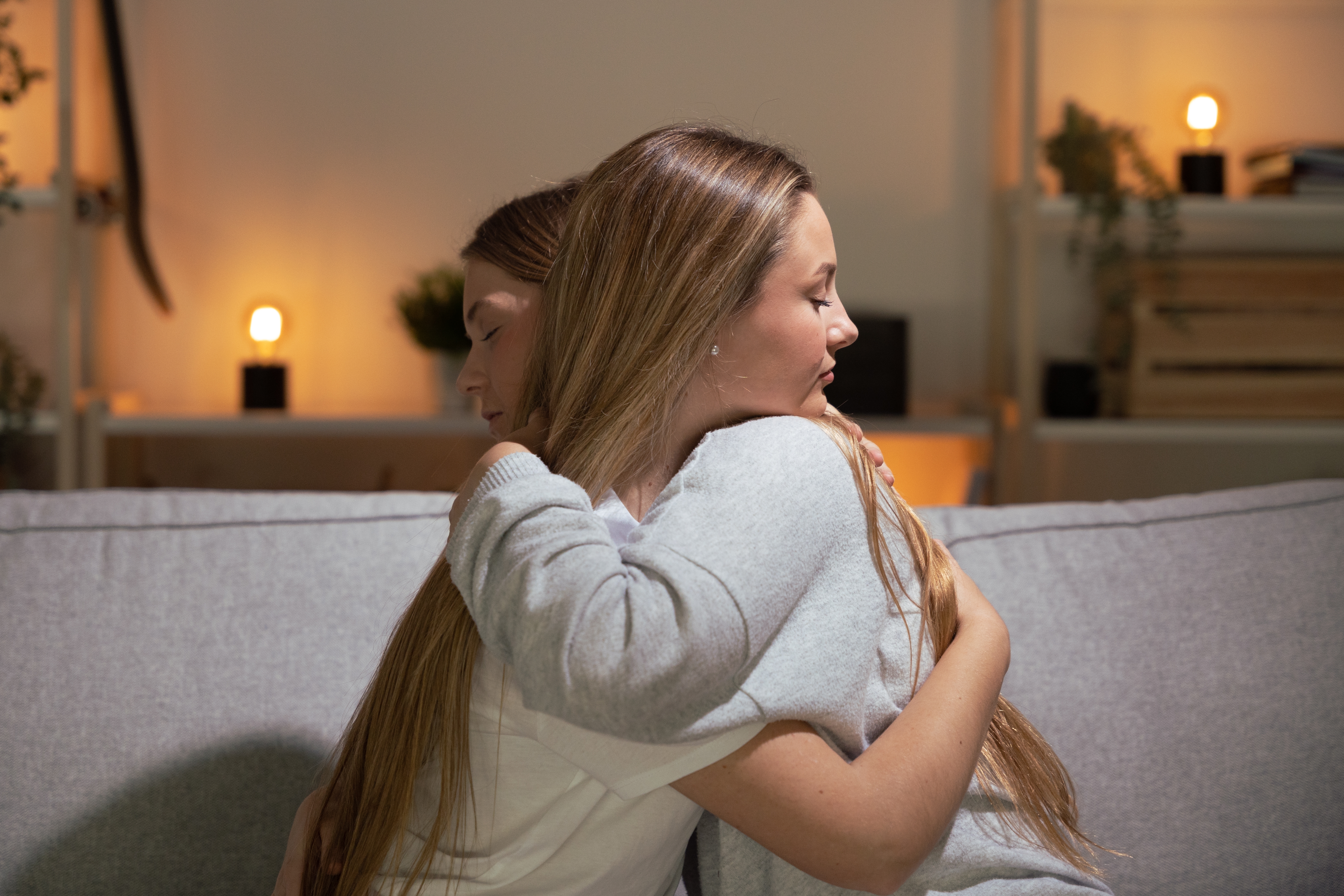 Une femme prend une autre femme dans ses bras pour la réconforter | Source : Shutterstock