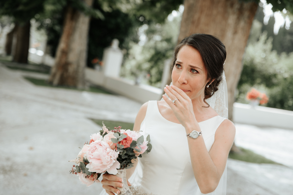 Photo d'une mariée pleurant le jour de son mariage | Source : Shutterstock
