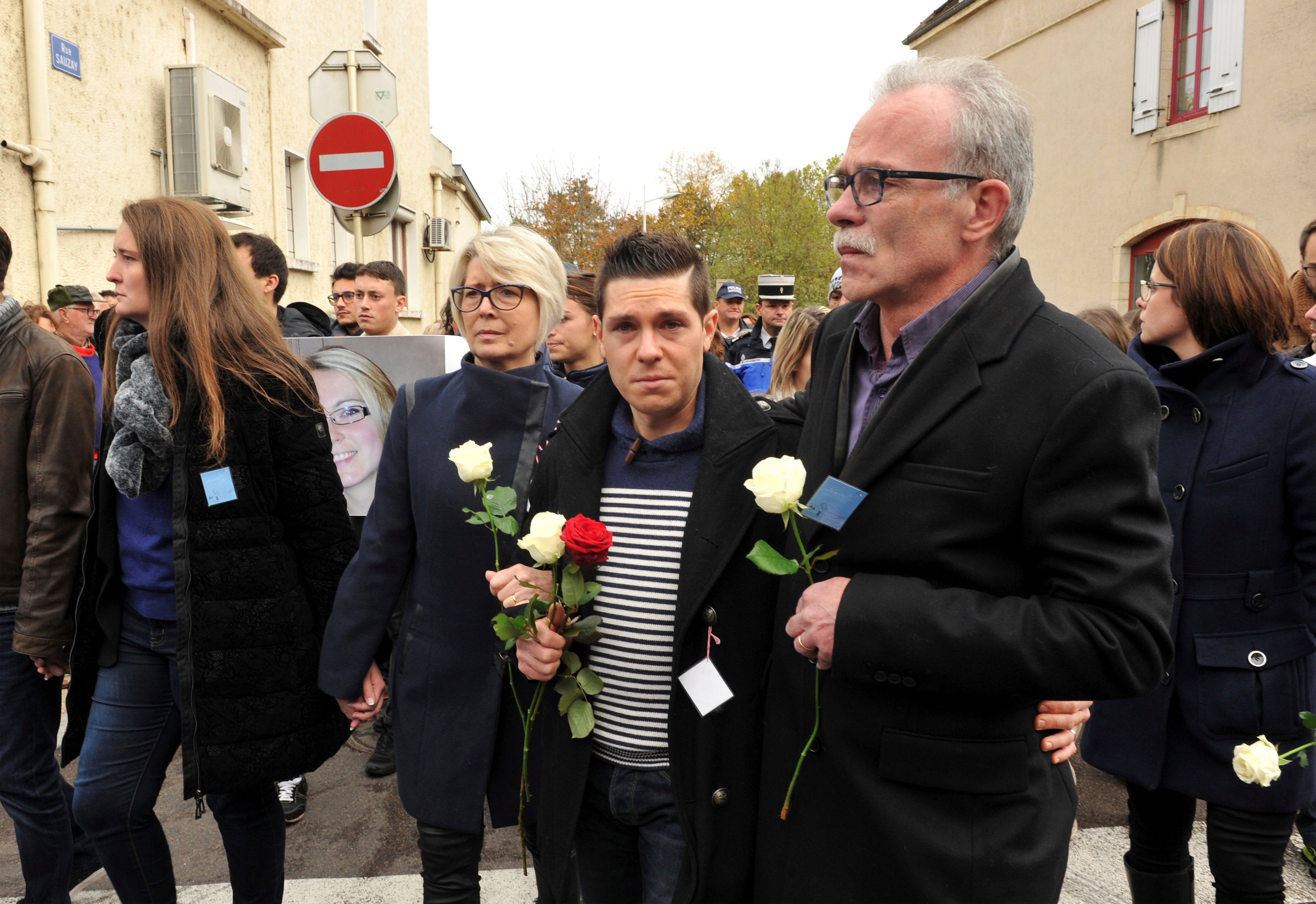 Isabelle Fouillot (L) et Jean-Pierre Fouillot (R), les parents de la Française assassinée Alexia Daval, et son mari JonathanN Daval (C) mènent une marche silencieuse à la mémoire d'Alexia à Gray le 5 novembre 2017. | Photo : Getty Images