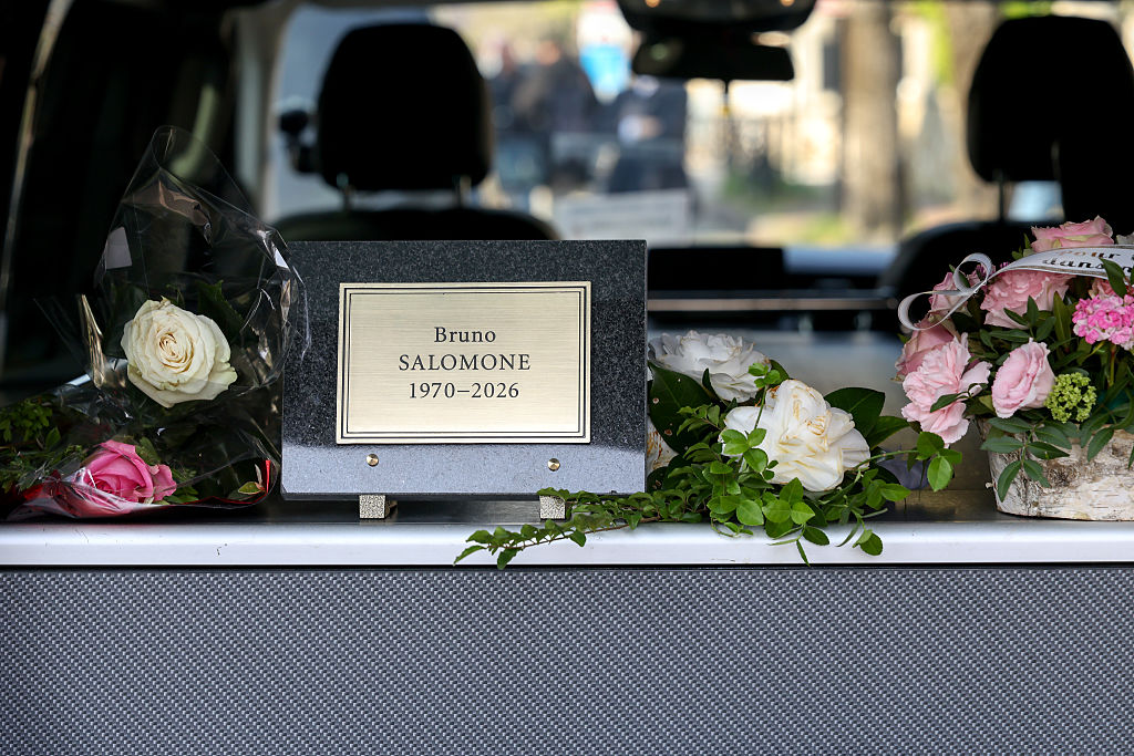 Plaque funéraire et fleurs dans le corbillard lors des funérailles de Bruno Salomone, le 23 mars 2026 à Joinville-le-Pont, en France I Source : Getty Images