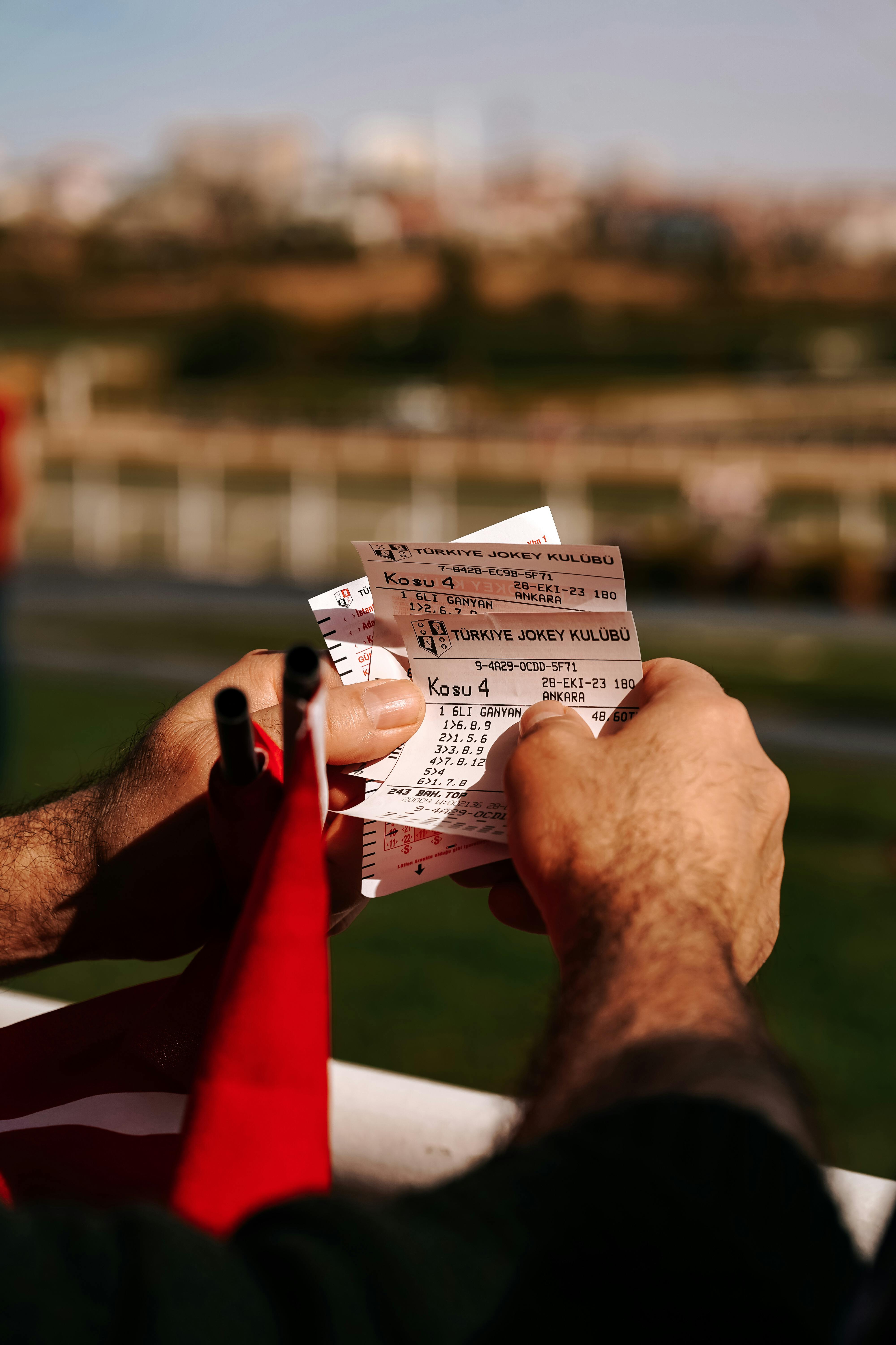 Une personne tenant des billets | Source : Pexels
