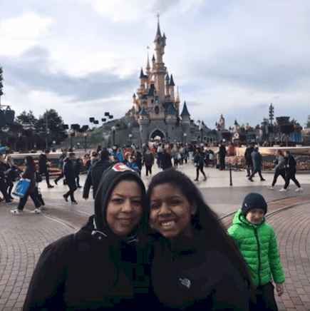 La jeuen fille et sa mère à Disneyland Paris | Source : Inside Edition/YouTube