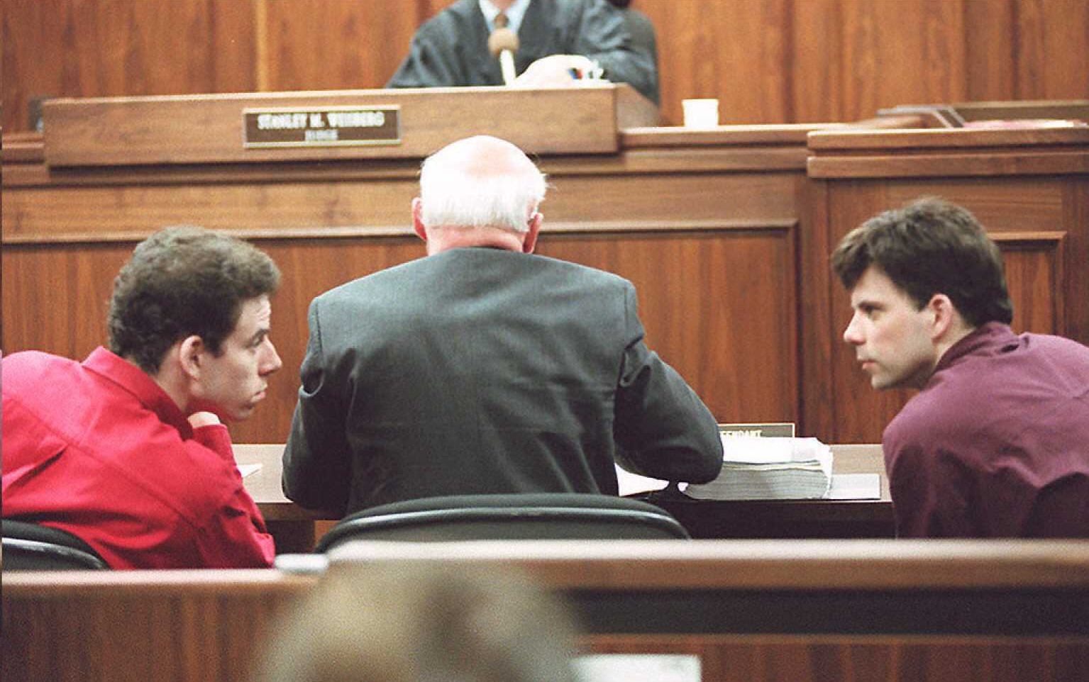 Erik et Lyle Menendez photographiés en train de discuter dans un tribunal de Los Angeles en 1995. | Source : Getty Images