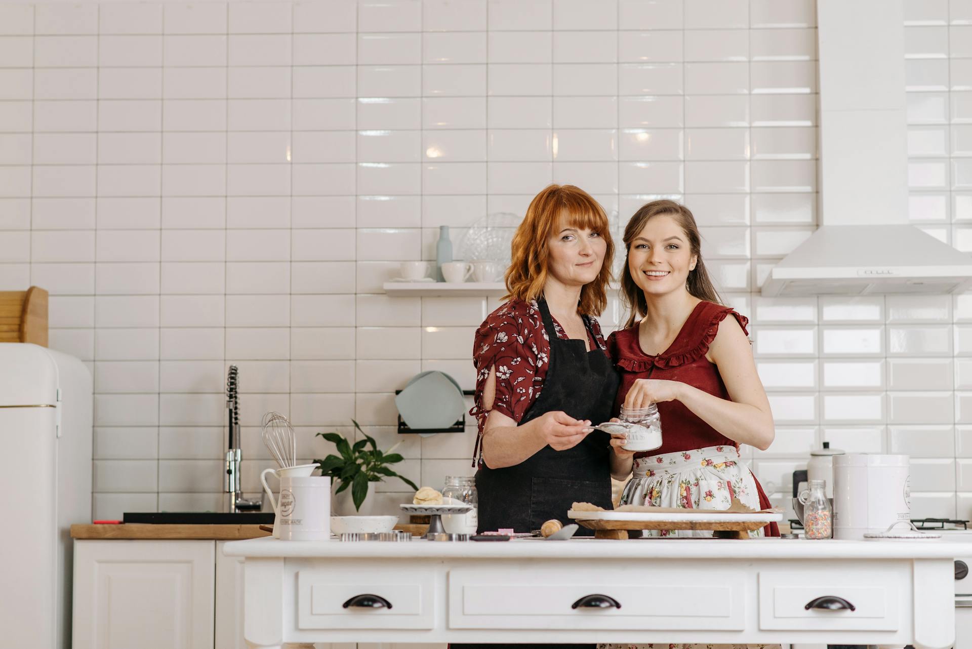 Une mère avec sa fille dans la cuisine | Source : Pexels