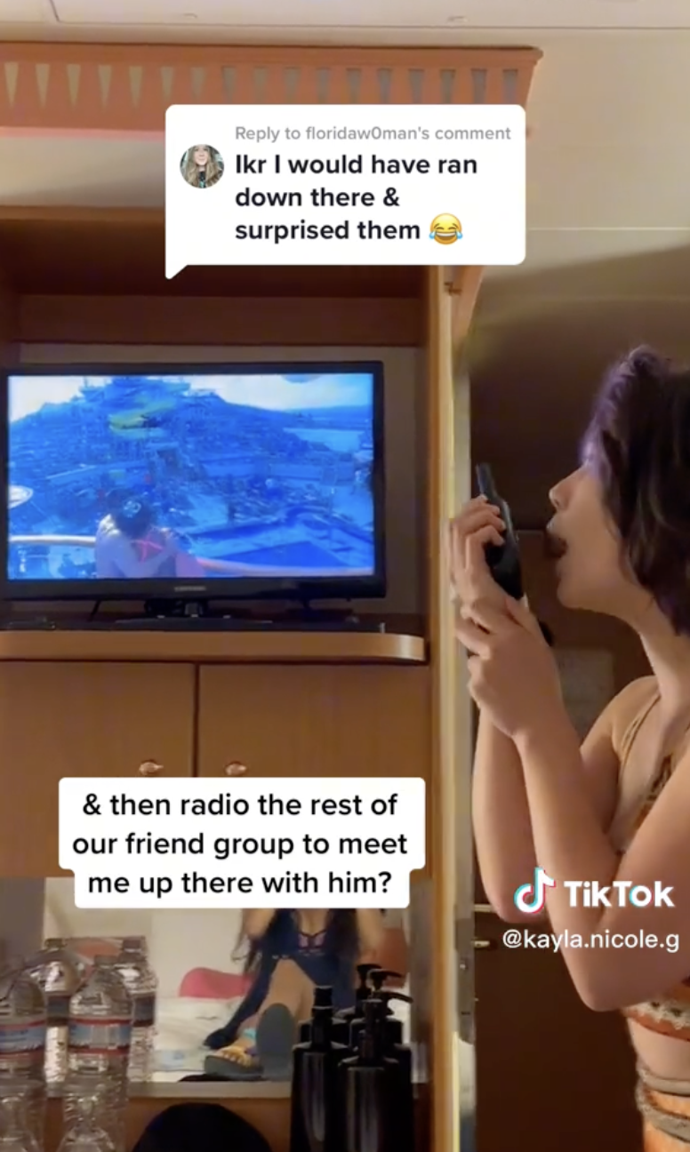 Kayla Gardner s'empare d'un talkie-walkie, alertant ses amis pour qu'ils rejoignent le pont du bateau de croisière. | Source : tiktok.com/@kayla.nicole.g