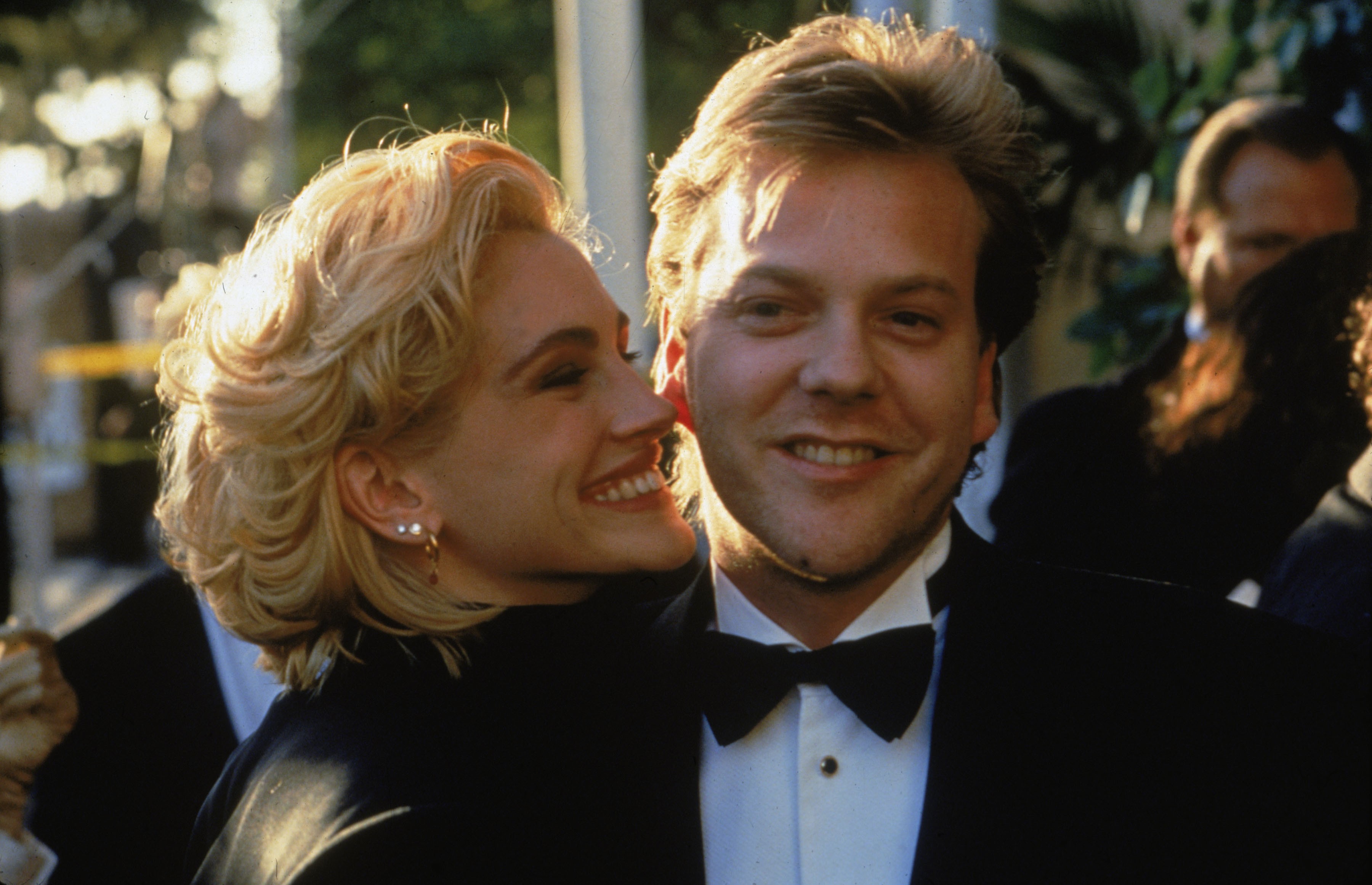 L'actrice américaine Julia Roberts et son petit ami, l'acteur canadien Kiefer Sutherland, arrivent à la cérémonie des Oscars, Los Angeles, Californie, vers 199o | Source : Getty Images