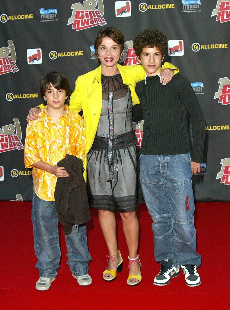 Victoria Abril and Sons pendant 2004 NRJ Cine Awards au Walt Disney Studios à Paris - Marne La Vallée, France. | Photo : Getty Images