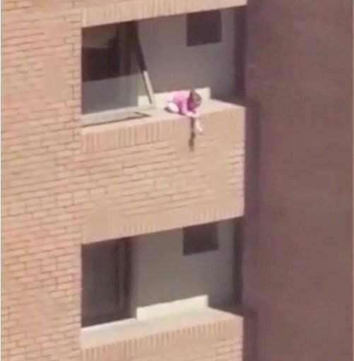 La petite fille regardant par-dessus le rebord de son balcon. l Source: YouTube / Entertainment is Fun