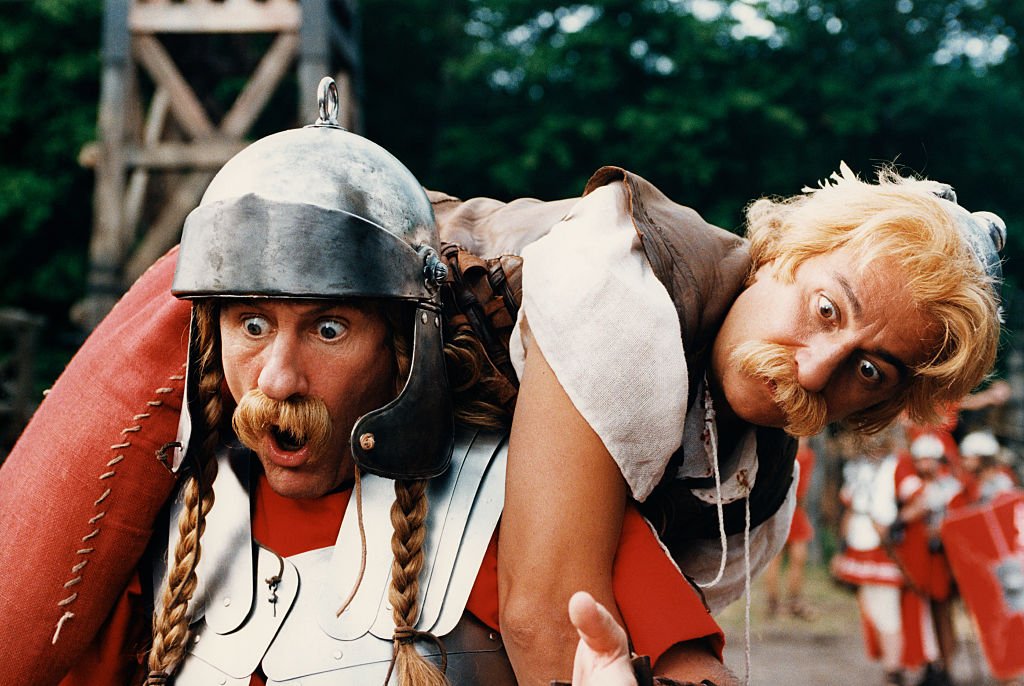 Les acteurs français Gerard Depardieu et Chritian Clavier sur le tournage d'Astérix et Obélix contre César. | Photo : Getty Images