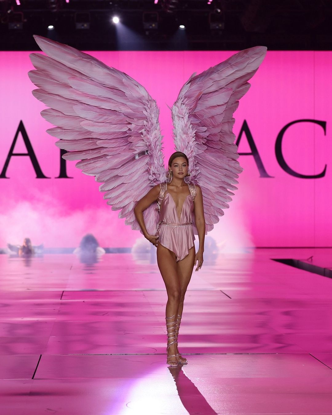 Gigi Hadid marche sur le podium pour le Victoria's Secret Fashion Show 2024, d'après un post daté du 15 octobre 2024 | Source : Instagram/extratv/