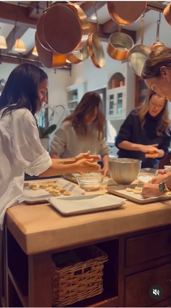 Meghan Markle et ses amis en train de faire de la pâtisserie, extrait d'un post daté du 7 mars 2025 | Source : Instagram/meghan